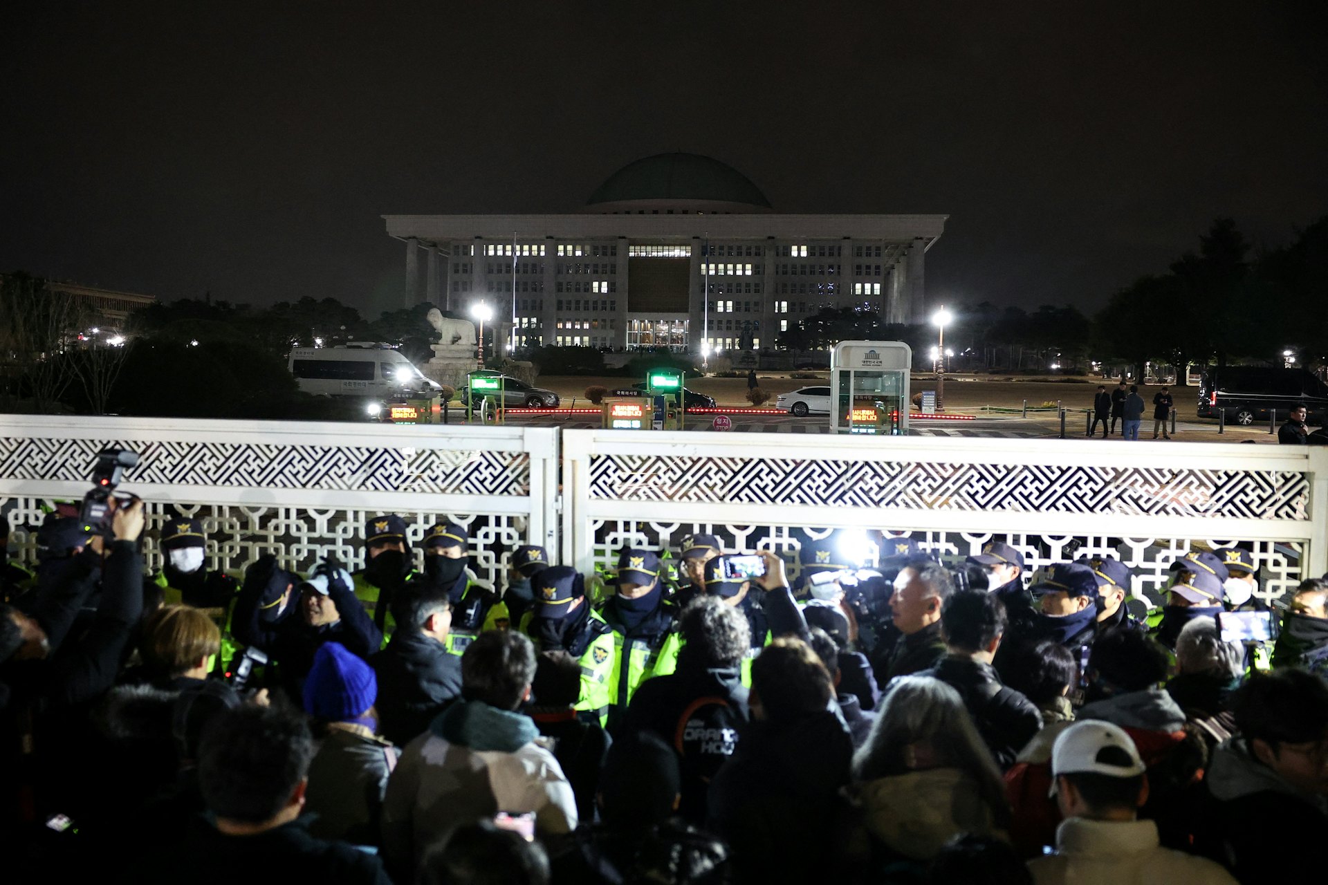 韓國:2024年12月3日,韓國總統尹錫悅在韓國首爾宣布戒嚴令後,警方封鎖國民議會的入口。(Reuters)