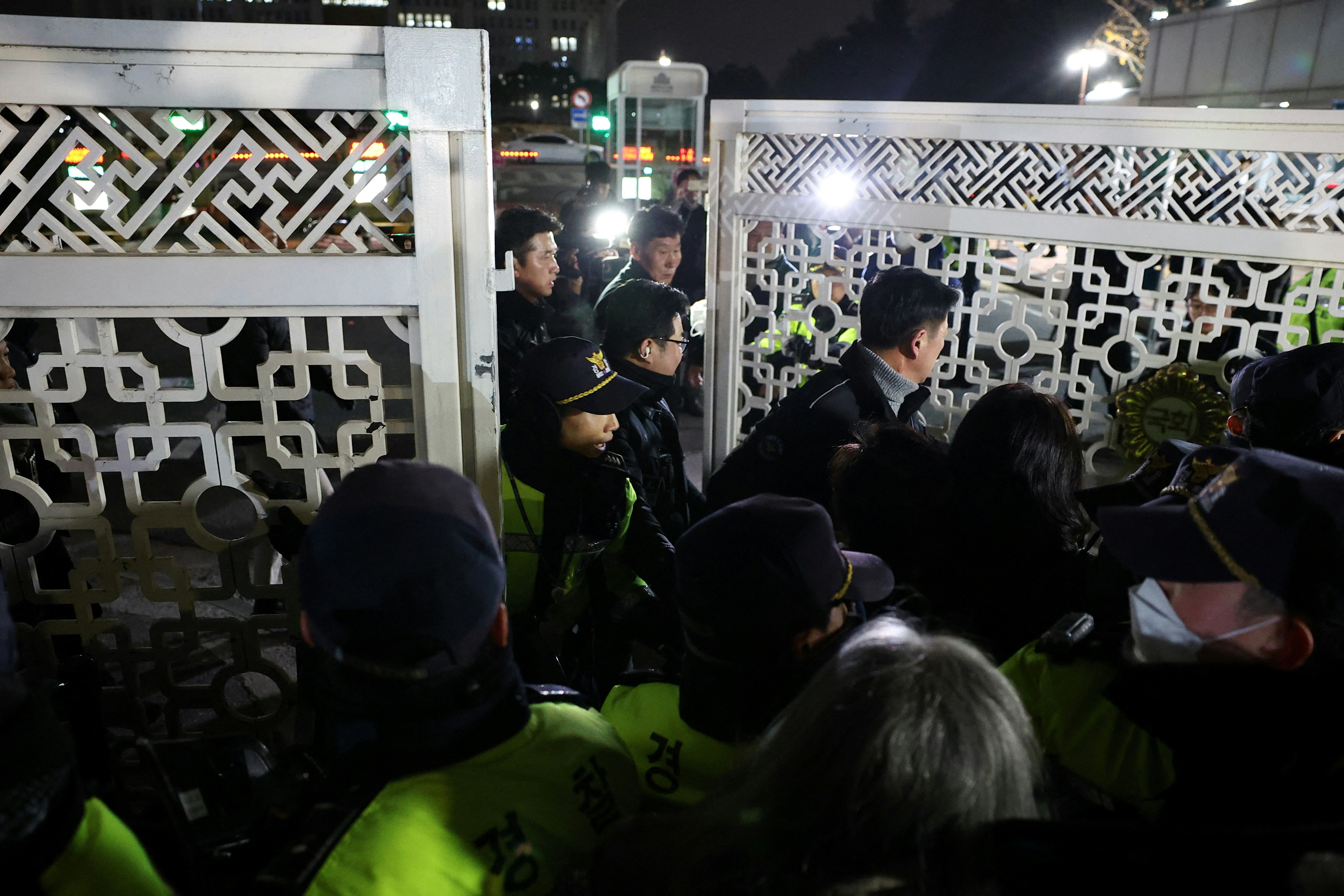 韓國戒嚴｜南韓12月3日深夜突宣布實施戒嚴令。警察關閉國會大門。(Reuters路透社圖片）