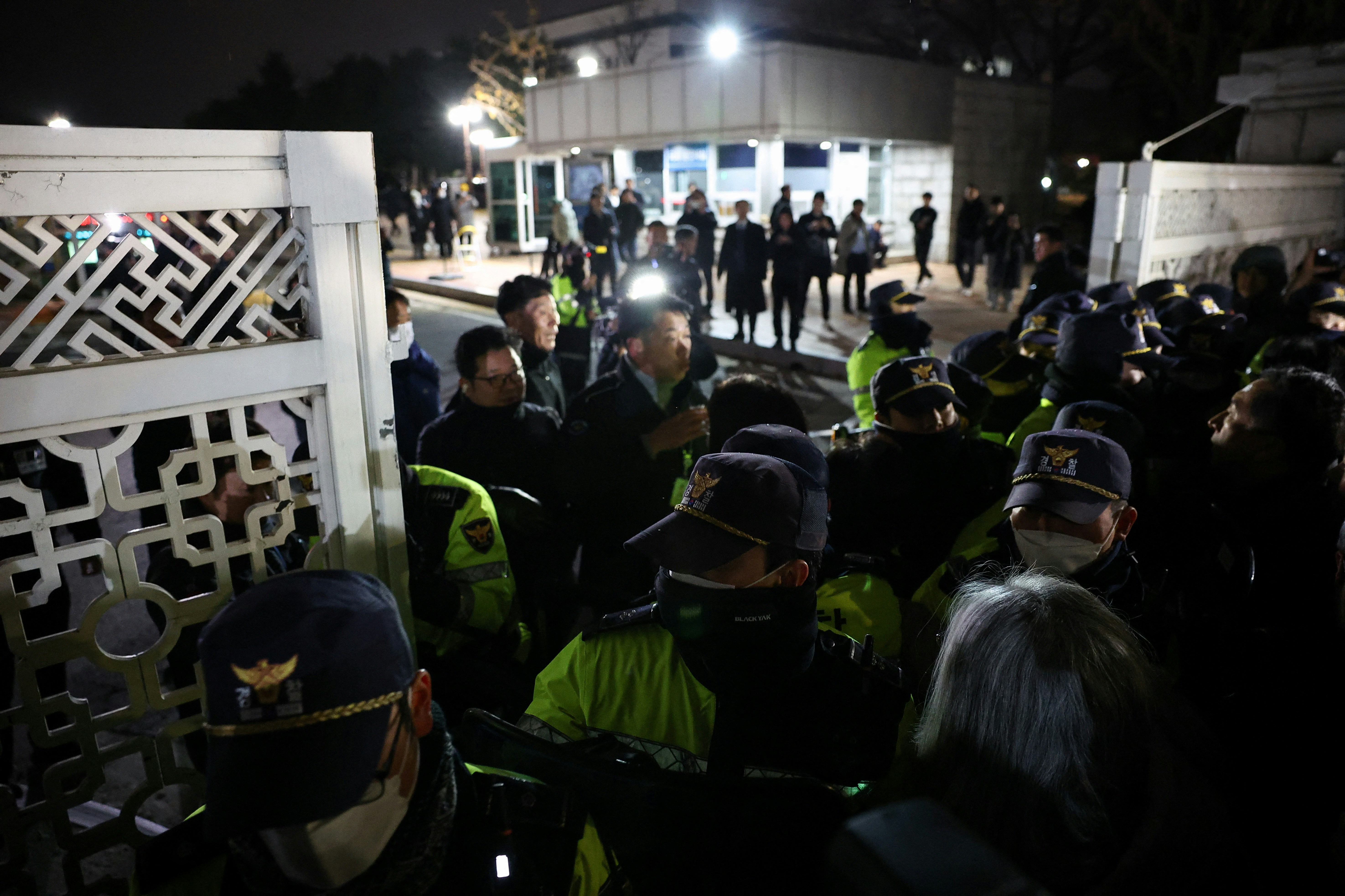 韓國戒嚴｜南韓12月3日深夜突宣布實施戒嚴令。警察關閉國會大門。(Reuters路透社圖片）