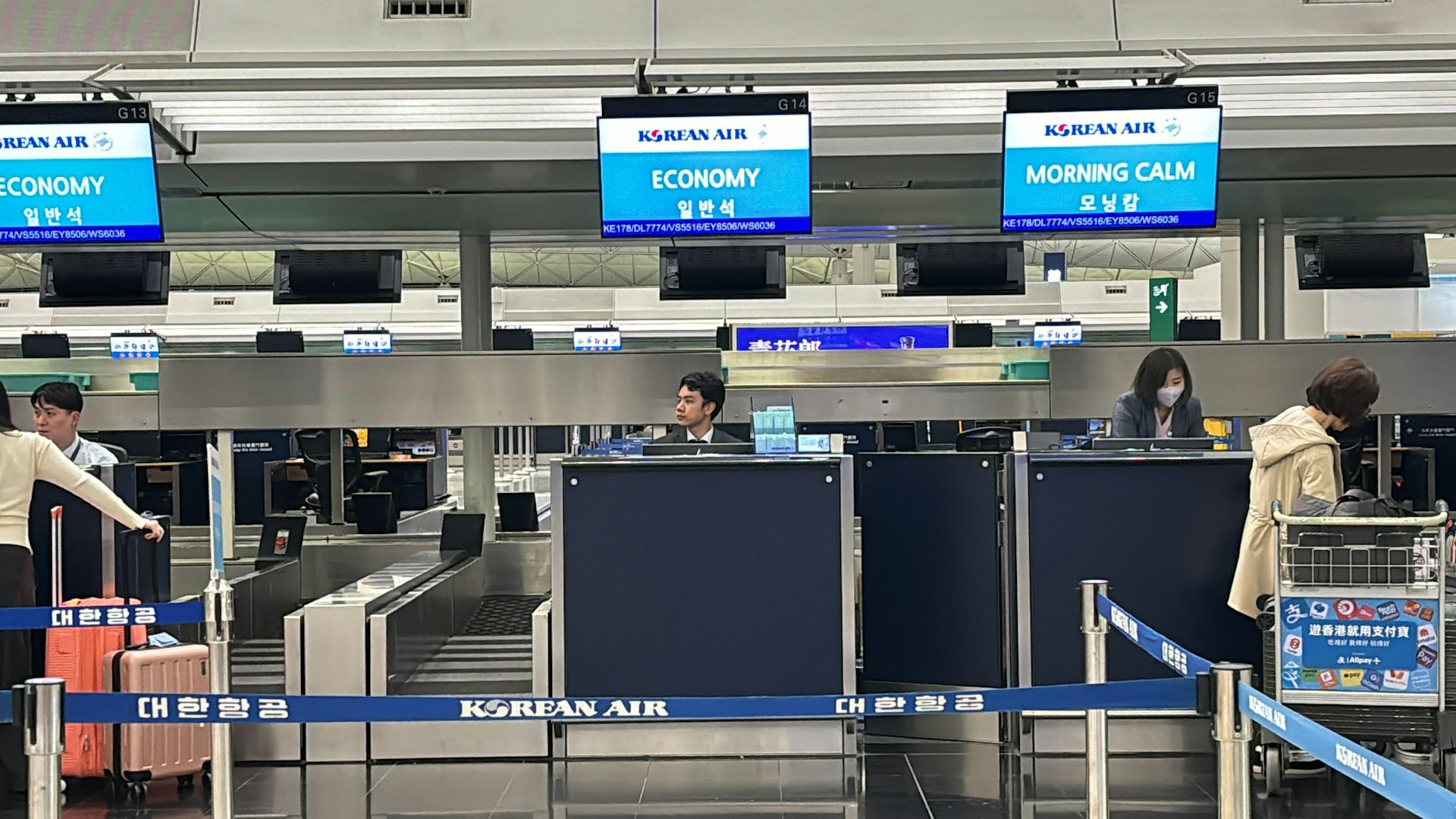 圖為2024年12月3日,韓國總統尹錫悅突然宣布戒嚴令後,本港機場赴韓航班未受影響,旅客排隊辦理登機手續。(林振華攝) 圖為2024年12月3日,韓國總統尹錫悅突然宣布戒嚴令後,本港機場赴韓航班未受影響,旅客排隊辦理登機手續。(林振華攝)