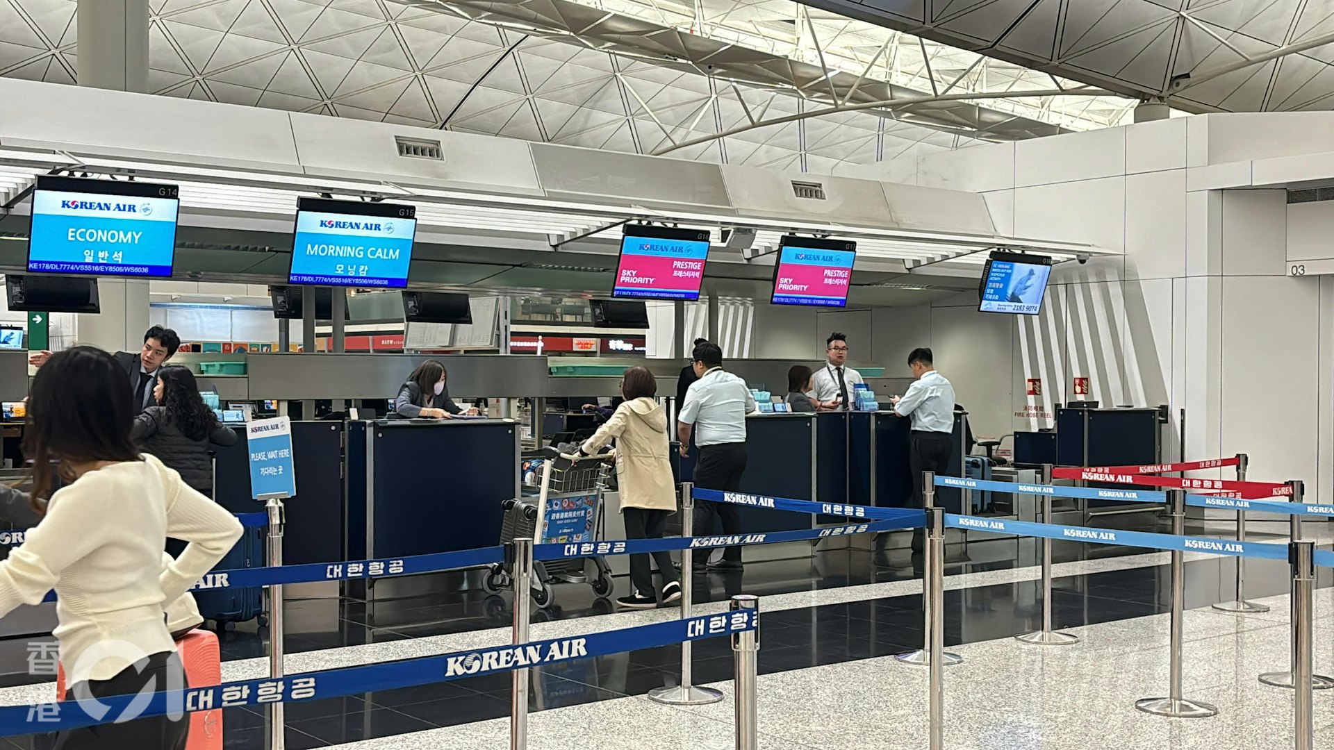 圖為2024年12月3日,韓國總統尹錫悅突然宣布戒嚴令後,本港機場赴韓航班未受影響,旅客排隊辦理登機手續。(林振華攝) 圖為2024年12月3日,韓國總統尹錫悅突然宣布戒嚴令後,本港機場赴韓航班未受影響,旅客排隊辦理登機手續。(林振華攝)