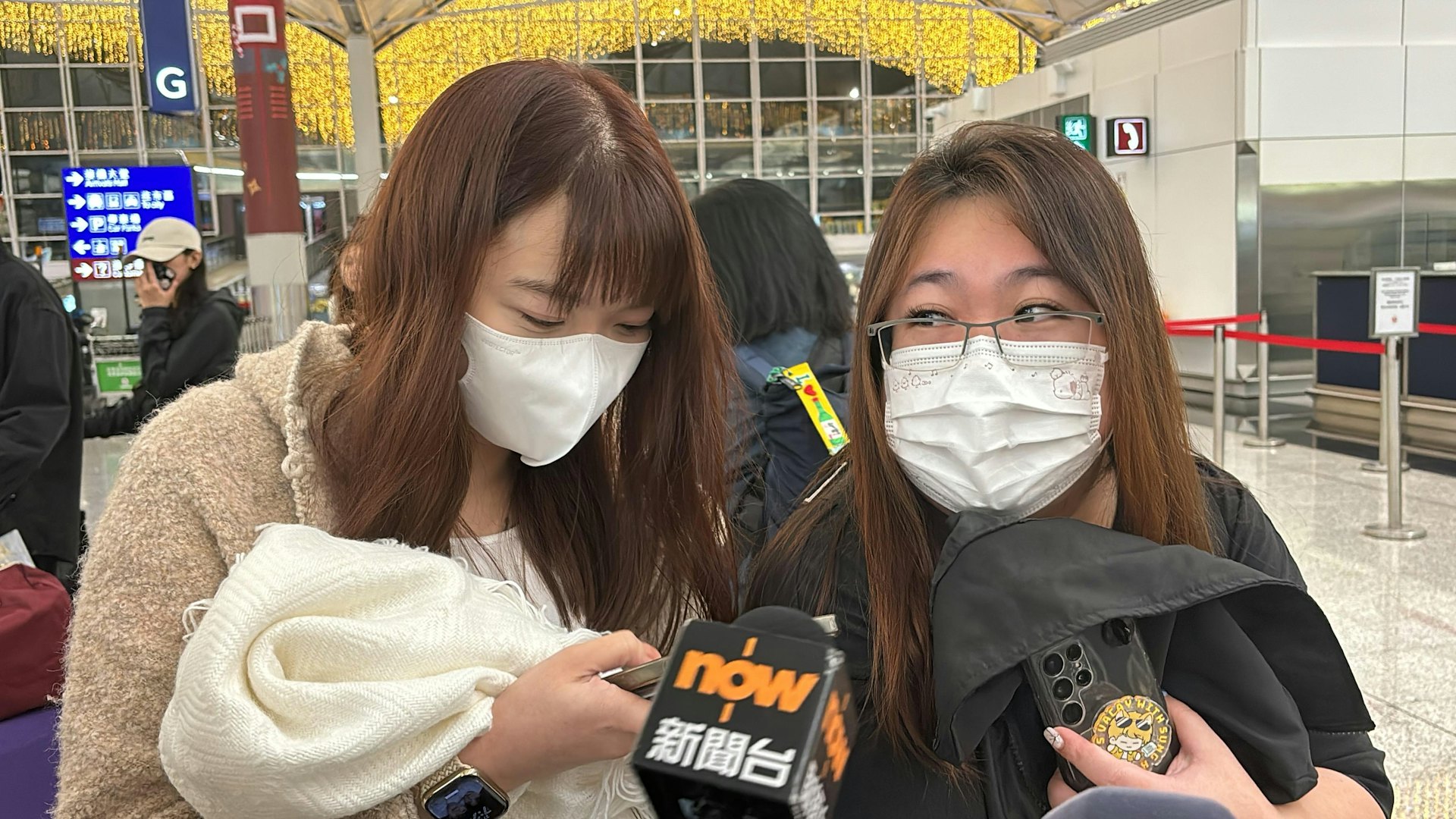 圖為2024年12月3日,韓國總統尹錫悅突然宣布戒嚴令後,本港旅客梁小姐(右)與友人出發赴韓,直言擔心抵步後安全。(林振華攝) 圖為2024年12月3日,韓國總統尹錫悅突然宣布戒嚴令後,本港旅客梁小姐(右)與友人出發赴韓,直言擔心抵步後安全。(林振華攝)