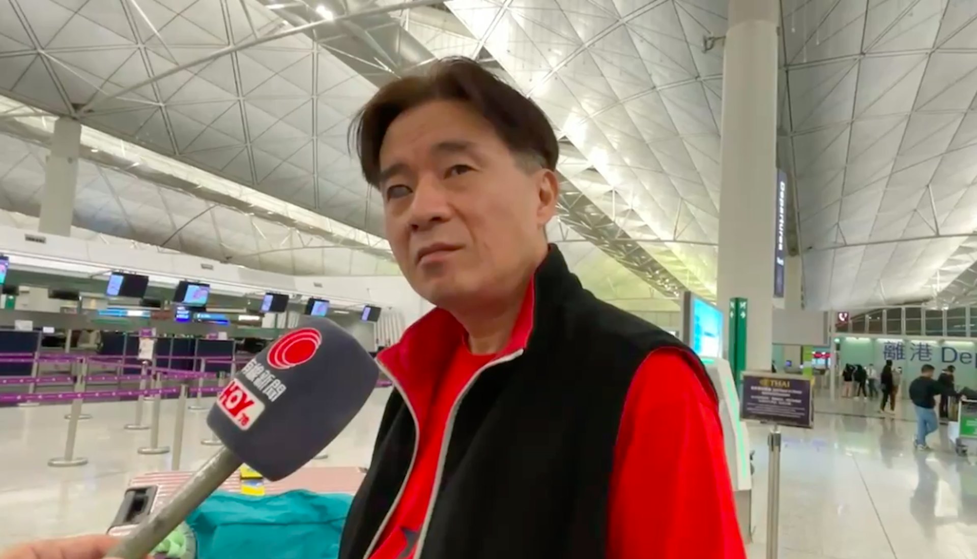 圖為2024年12月3日,韓國總統尹錫悅突然宣布戒嚴令後,隨團赴韓的本港旅客張先生,抵達本港機場時才得知消息,但稱暫時不太過擔心。(林振華攝) 圖為2024年12月3日,韓國總統尹錫悅突然宣布戒嚴令後,隨團赴韓的本港旅客張先生,抵達本港機場時才得知消息,但稱暫時不太過擔心。(林振華攝)