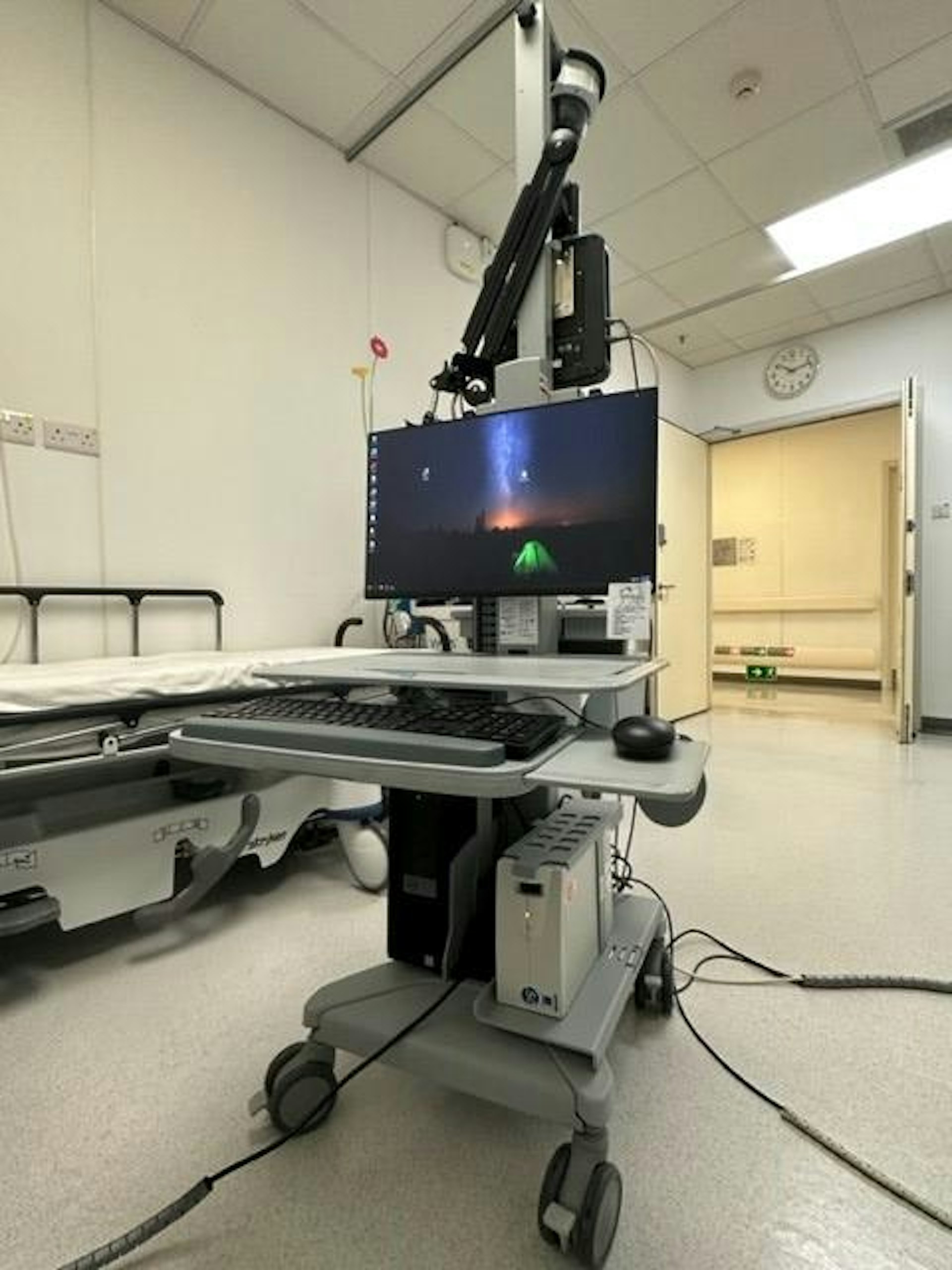 善心醫療基金資助聯網內科及老人科購置便攜式腦電圖掃描器,令腦電圖掃描可於病房內進行,方便病人。 善心醫療基金資助聯網內科及老人科購置便攜式腦電圖掃描器,令腦電圖掃描可於病房內進行,方便病人。