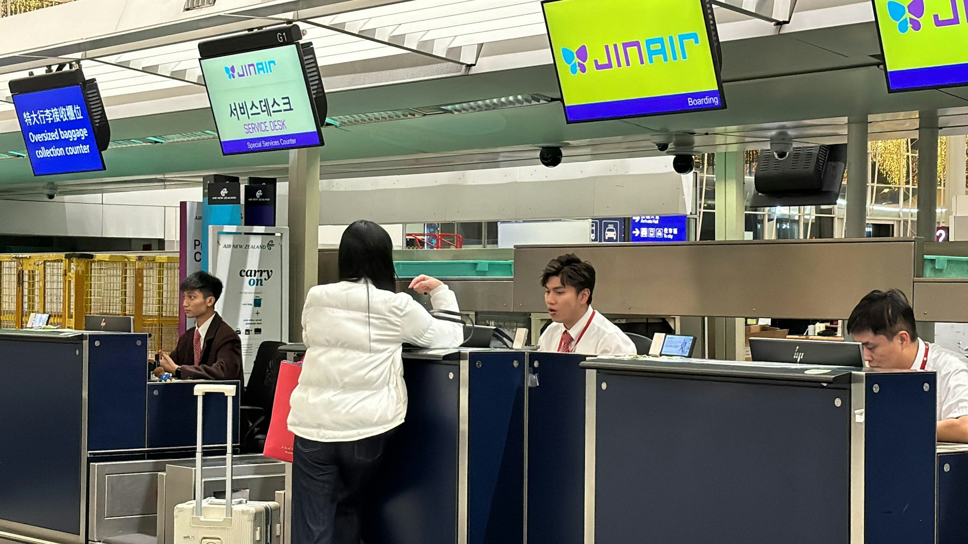 圖為2024年12月4日,韓國總統尹錫悅突然宣布戒嚴令後,本港機場凌晨赴韓航班未受影響,旅客辦理登機手續。(陳永武攝) 圖為2024年12月4日,韓國總統尹錫悅突然宣布戒嚴令後,本港機場凌晨赴韓航班未受影響,旅客辦理登機手續。(陳永武攝)