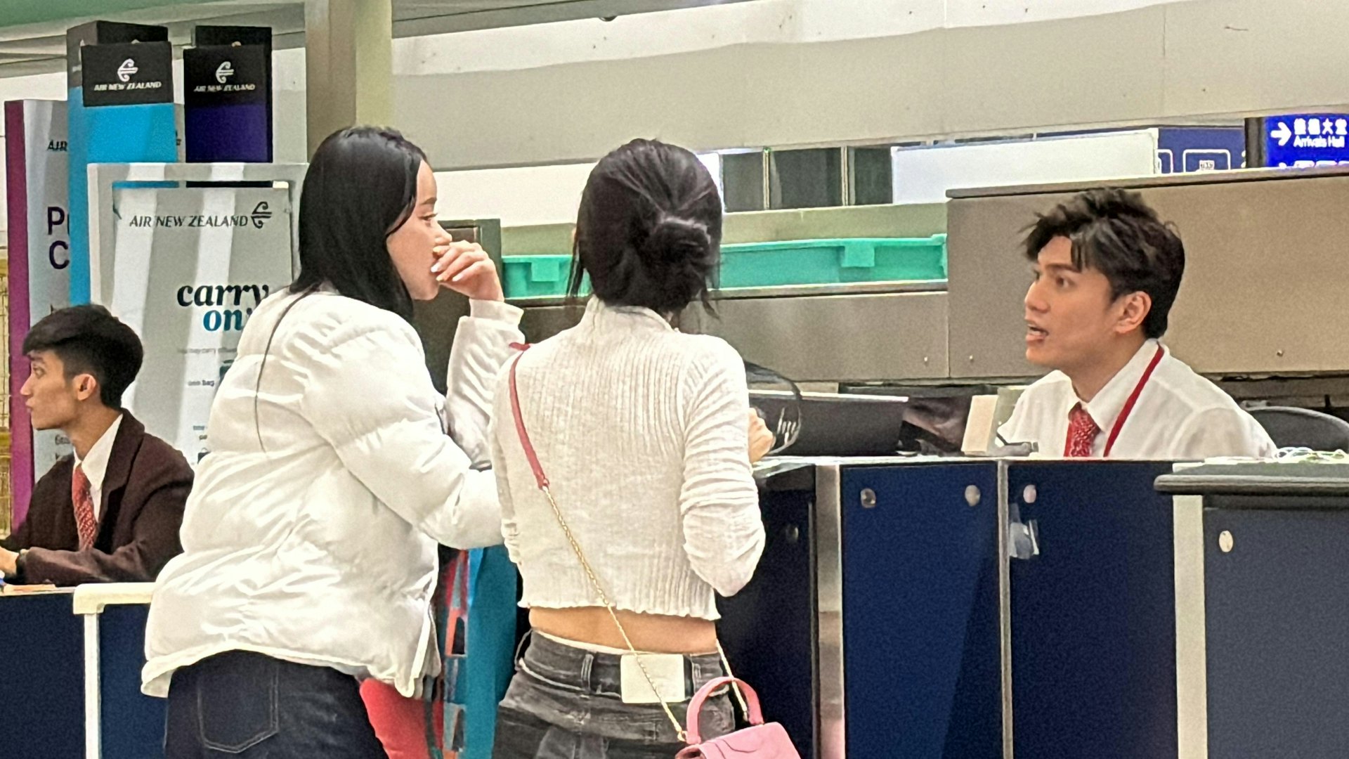 圖為2024年12月4日,韓國總統尹錫悅突然宣布戒嚴令後,本港機場凌晨赴韓航班未受影響,旅客辦理登機手續。(陳永武攝) 圖為2024年12月4日,韓國總統尹錫悅突然宣布戒嚴令後,本港機場凌晨赴韓航班未受影響,旅客辦理登機手續。(陳永武攝)