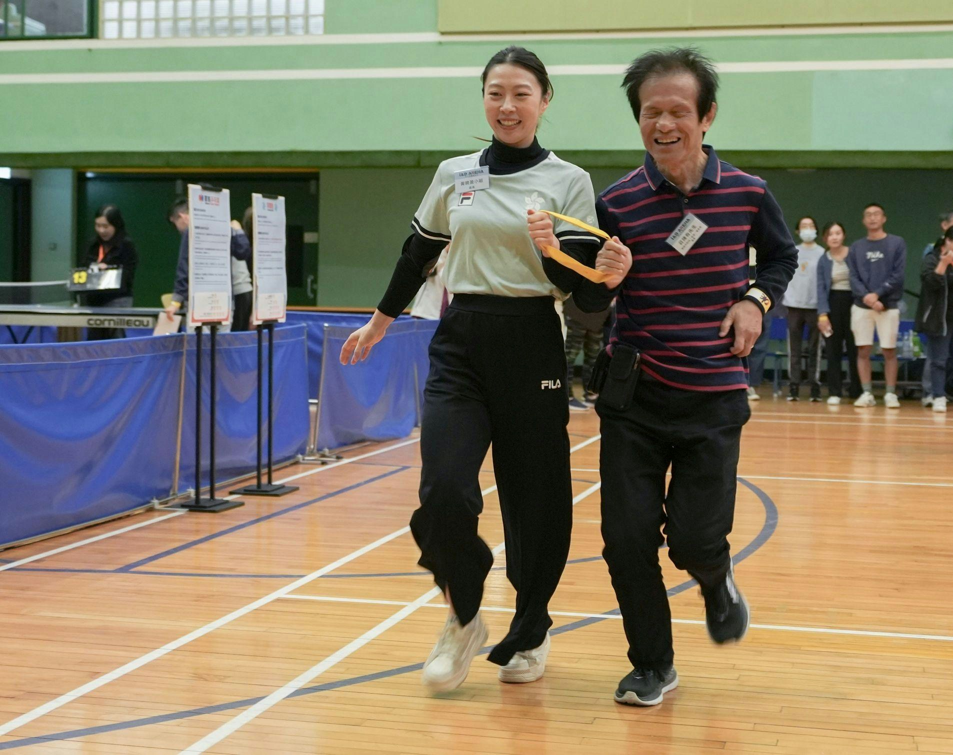 黑暗中對話 (香港)基金會11月30日舉行「多元共融競技日」，現役香港女子體操精英運動員黃曉盈作為基金會主席莊陳有的領跑員，首試「同理跑」競賽。(機構提供圖片)