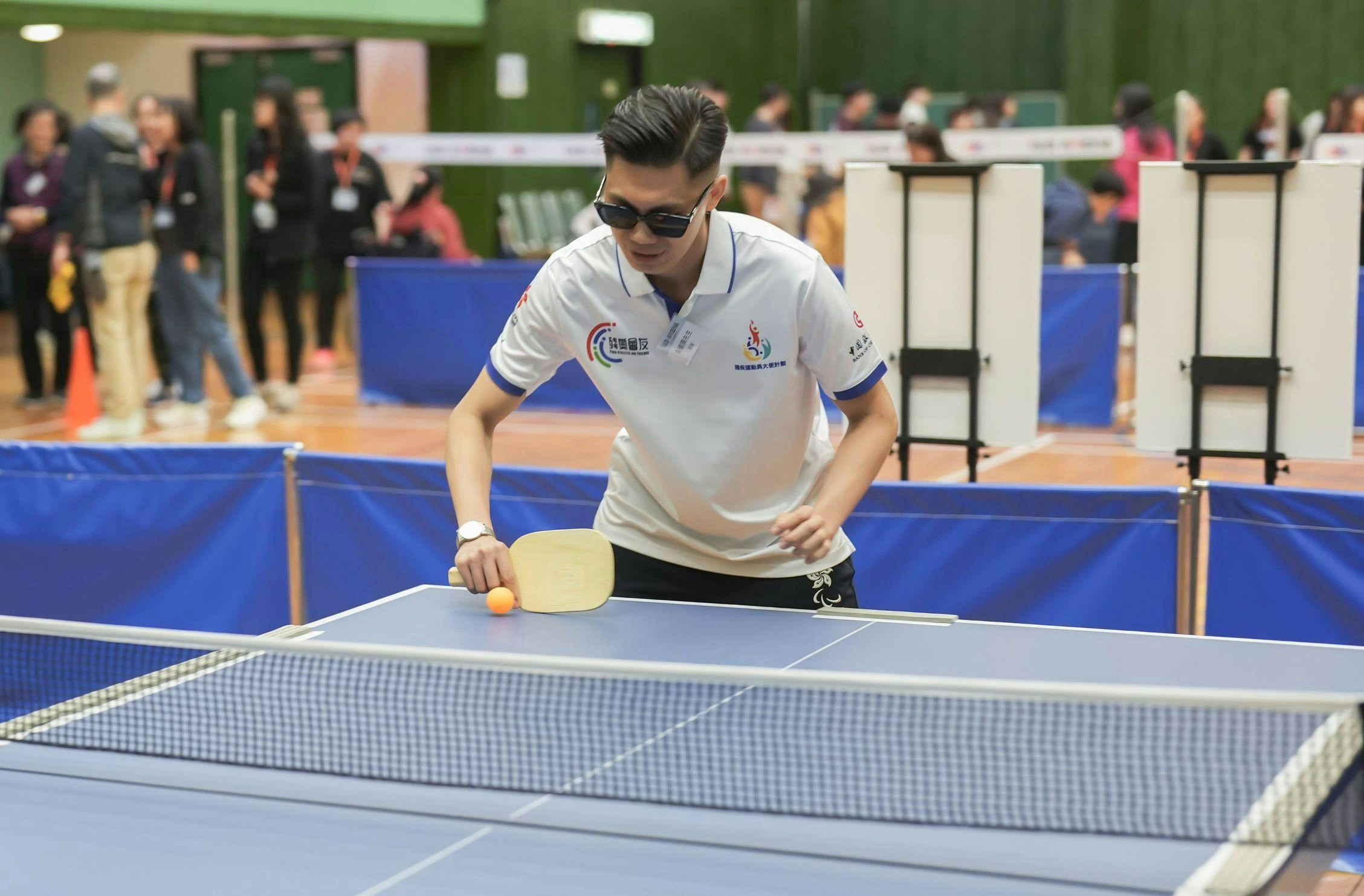 黑暗中對話 (香港)基金會11月30日舉行「多元共融競技日」,三項鐵人退役視障運動員朱健驊與健視人士比賽「蒙眼乒乓球」,比數一度拋離對手。(機構提供圖片) 黑暗中對話 (香港)基金會11月30日舉行「多元共融競技日」,三項鐵人退役視障運動員朱健驊與健視人士比賽「蒙眼乒乓球」,比數一度拋離對手。(機構提供圖片)