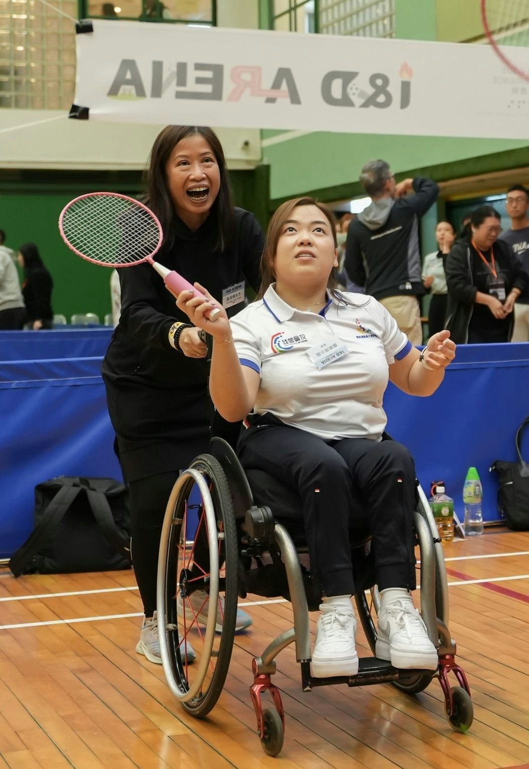 黑暗中對話 (香港)基金會11月30日舉行「多元共融競技日」,現役輪椅劍擊運動員鍾婉萍「轉行」打「輪椅羽毛球」,表現同樣出色。(機構提供圖片) 黑暗中對話 (香港)基金會11月30日舉行「多元共融競技日」,現役輪椅劍擊運動員鍾婉萍「轉行」打「輪椅羽毛球」,表現同樣出色。(機構提供圖片)