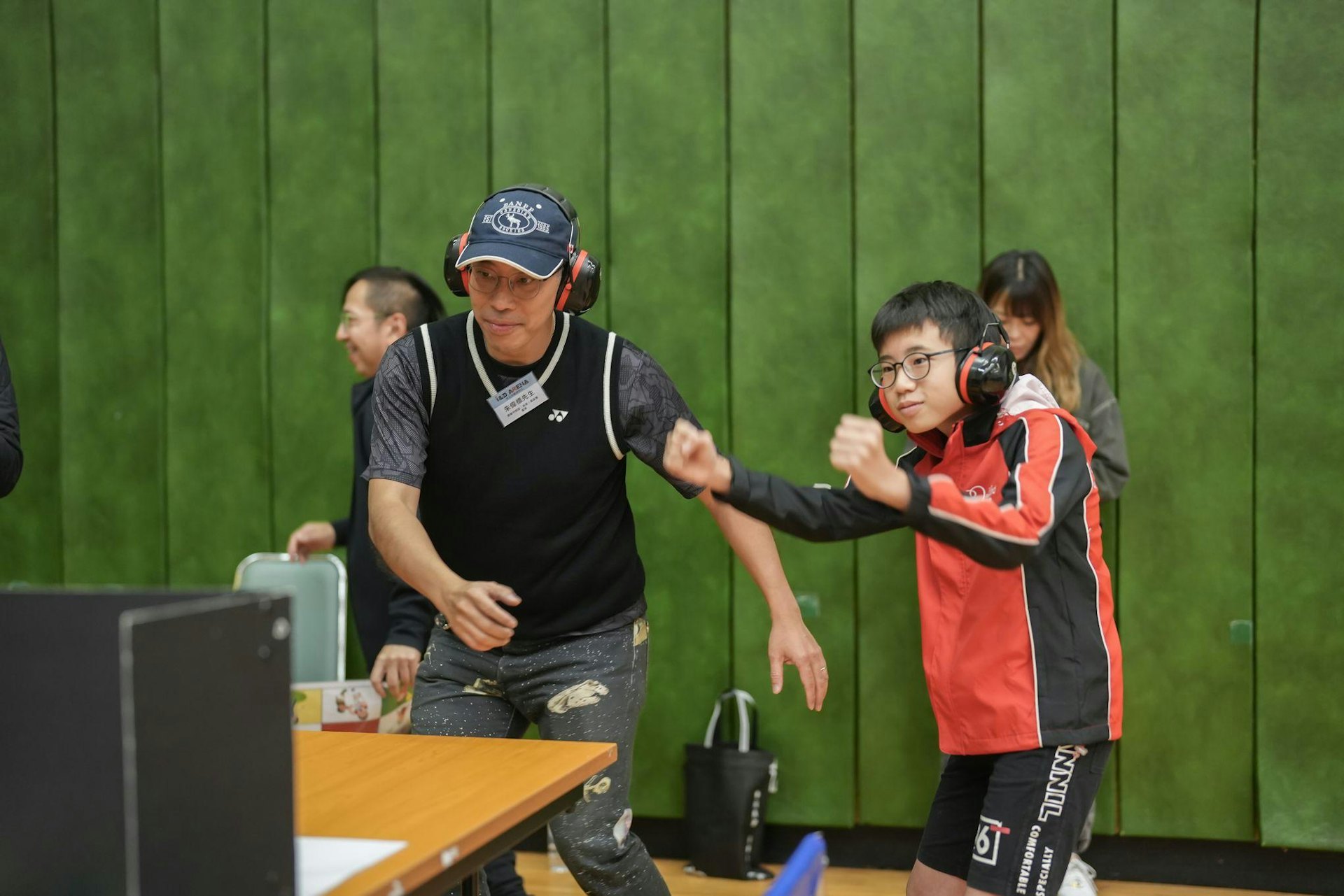 黑暗中對話 (香港)基金會11月30日舉行「多元共融競技日」,無聲絕「競」的參加者必須戴上隔音耳機,以動作表達意思,令對方猜中位置及內容。(機構提供圖片) 黑暗中對話 (香港)基金會11月30日舉行「多元共融競技日」,無聲絕「競」的參加者必須戴上隔音耳機,以動作表達意思,令對方猜中位置及內容。(機構提供圖片)