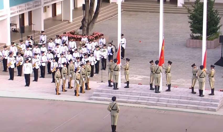 今日（4日）是國家憲法日，多個紀律部隊早上在香港海關學院舉行國家憲法日升旗儀式。（香港電台直播截圖）