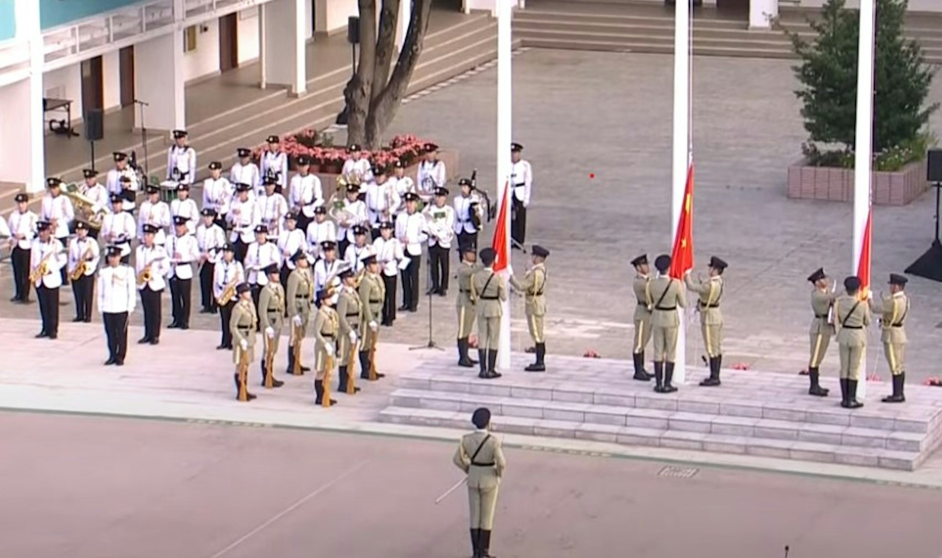 今日(4日)是國家憲法日,多個紀律部隊早上在香港海關學院舉行國家憲法日升旗儀式。(香港電台直播截圖) 今日(4日)是國家憲法日,多個紀律部隊早上在香港海關學院舉行國家憲法日升旗儀式。(香港電台直播截圖)