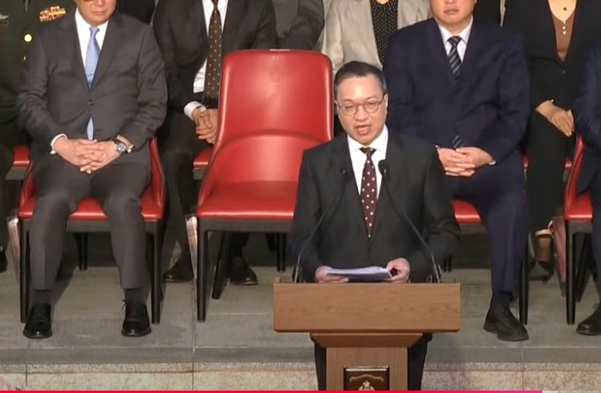 今日(4日)是國家憲法日,多個紀律部隊早上在香港海關學院舉行國家憲法日升旗儀式。主禮的律政司司長林定國致辭時表示,香港的憲制秩序是以《憲法》和《基本法》為基礎,是香港的「根」和「源」。(香港電台直播截圖) 今日(4日)是國家憲法日,多個紀律部隊早上在香港海關學院舉行國家憲法日升旗儀式。主禮的律政司司長林定國致辭時表示,香港的憲制秩序是以《憲法》和《基本法》為基礎,是香港的「根」和「源」。(香港電台直播截圖)