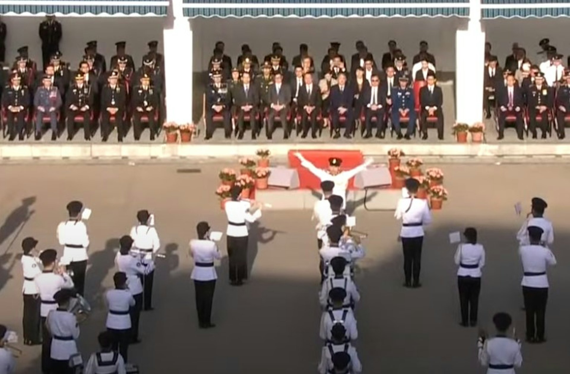 今日(4日)是國家憲法日,多個紀律部隊早上在香港海關學院舉行國家憲法日升旗儀式。(香港電台直播截圖) 今日(4日)是國家憲法日,多個紀律部隊早上在香港海關學院舉行國家憲法日升旗儀式。(香港電台直播截圖)