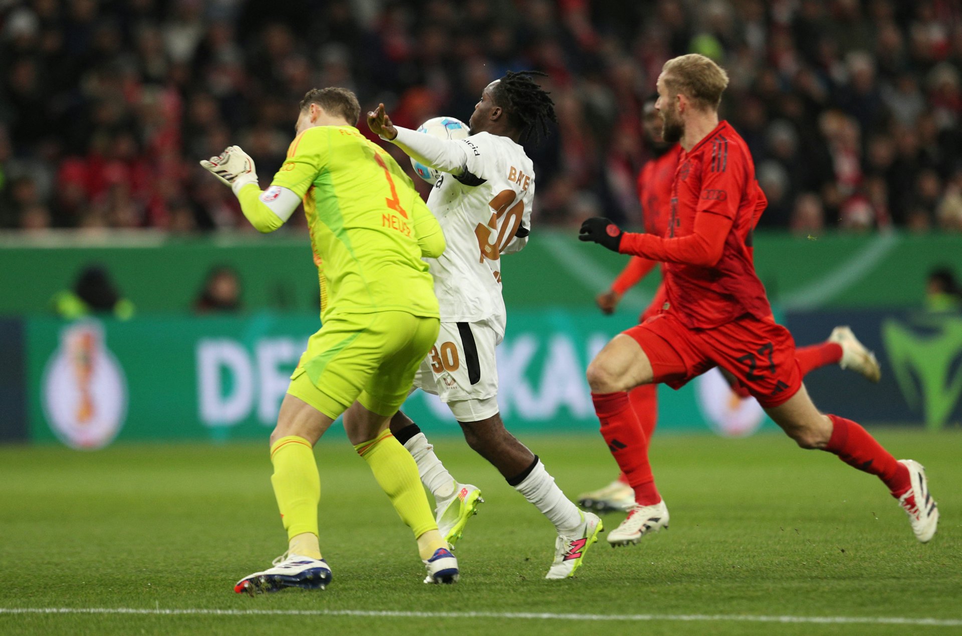 紐亞出迎時將費林邦撞跌,遭紅牌驅逐離場。(路透社) 紐亞出迎時將費林邦撞跌,遭紅牌驅逐離場。(路透社)