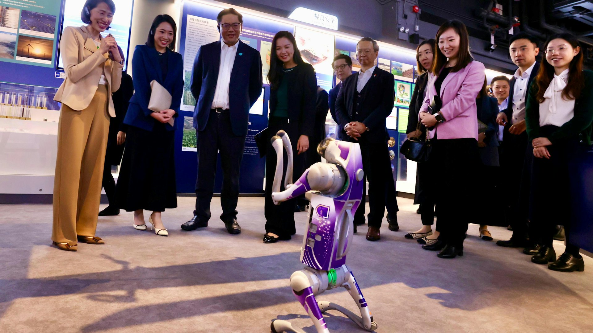 國家憲法日|葉文娟率副局政助參觀國安展廳 冀更準確有效護國安 國家憲法日|葉文娟率副局政助參觀國安展廳 冀更準確有效護國安