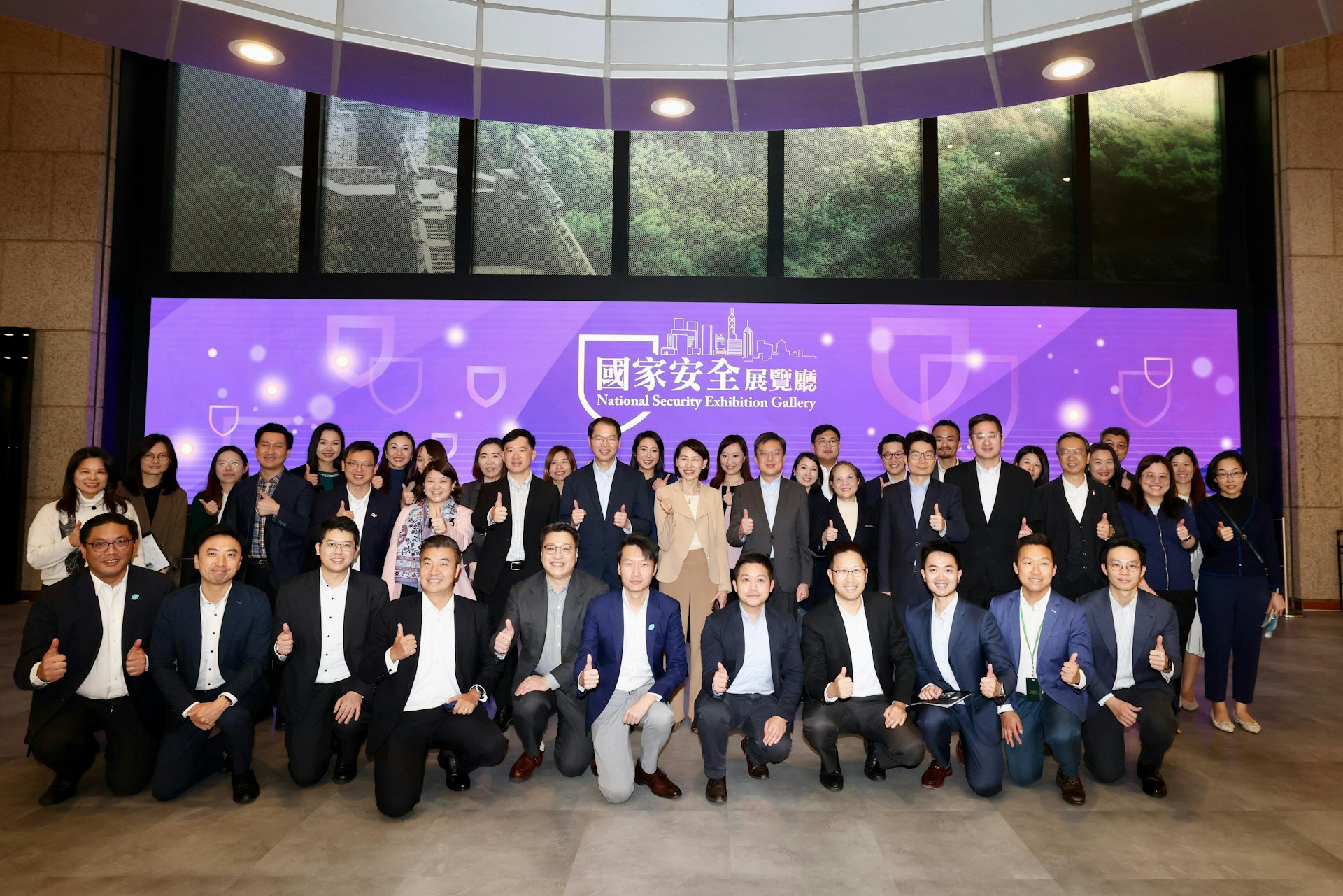 「國家憲法日」前夕,特首辦主任葉文娟特別率領41名副局長、政治助理和特首辦同事,參觀國家安全展覽廳。 「國家憲法日」前夕,特首辦主任葉文娟特別率領41名副局長、政治助理和特首辦同事,參觀國家安全展覽廳。