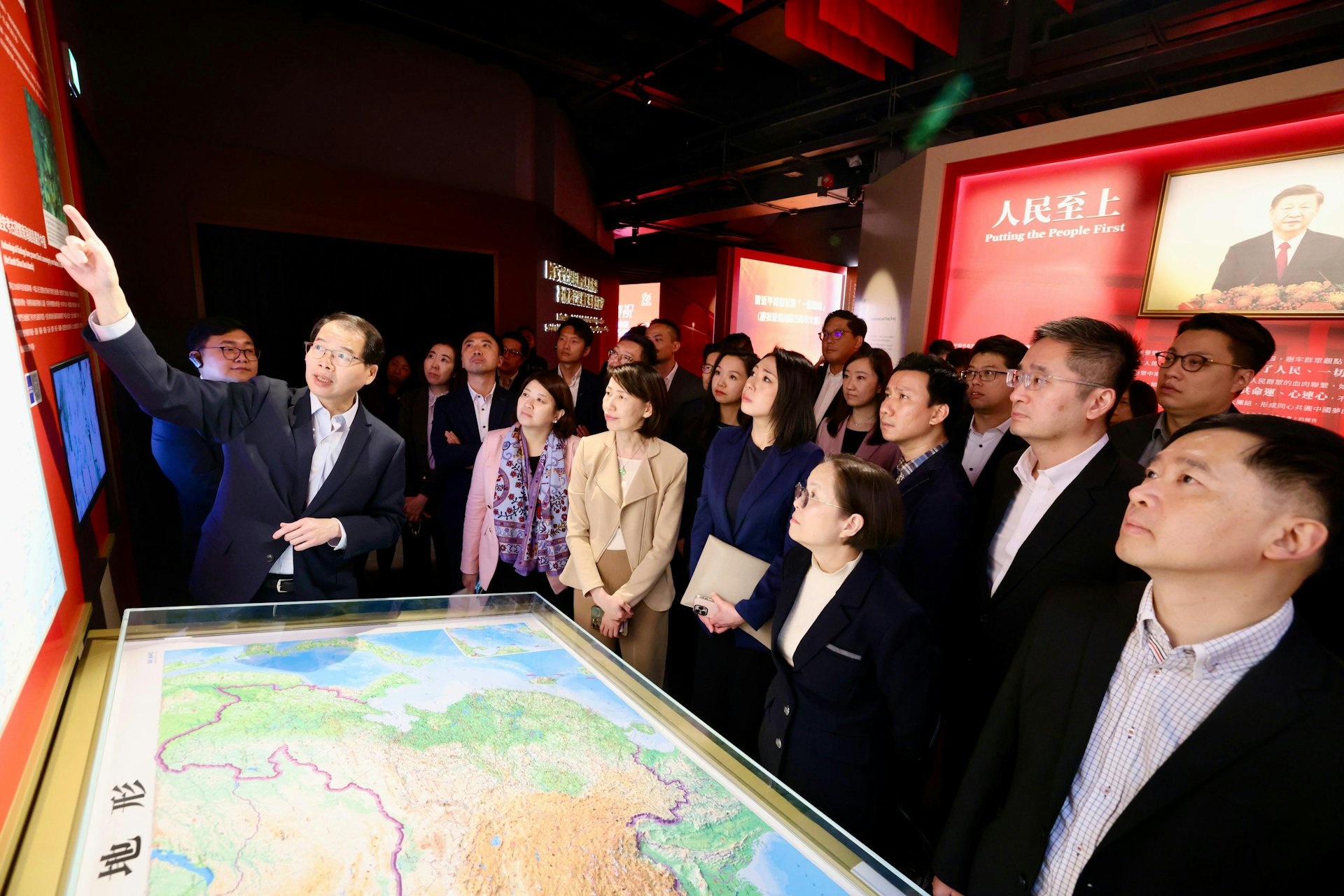 「國家憲法日」前夕,特首辦主任葉文娟特別率領41名副局長、政治助理和特首辦同事,參觀國家安全展覽廳。 「國家憲法日」前夕,特首辦主任葉文娟特別率領41名副局長、政治助理和特首辦同事,參觀國家安全展覽廳。