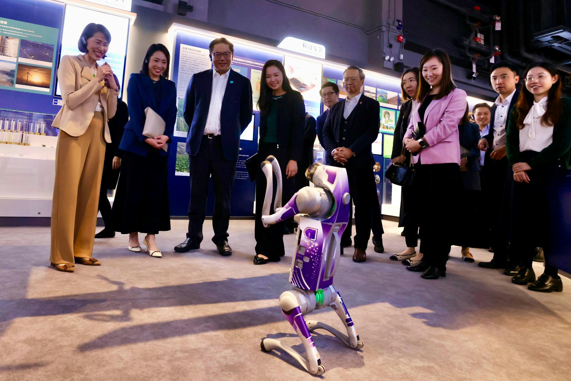 「國家憲法日」前夕,特首辦主任葉文娟特別率領41名副局長、政治助理和特首辦同事,參觀國家安全展覽廳。 「國家憲法日」前夕,特首辦主任葉文娟特別率領41名副局長、政治助理和特首辦同事,參觀國家安全展覽廳。