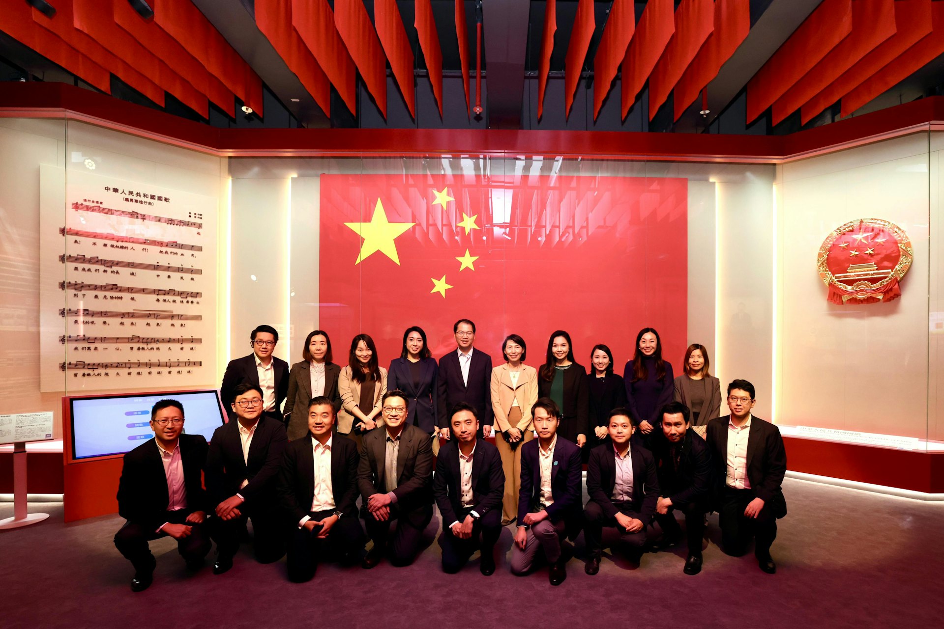 「國家憲法日」前夕,特首辦主任葉文娟特別率領41名副局長、政治助理和特首辦同事,參觀國家安全展覽廳。 「國家憲法日」前夕,特首辦主任葉文娟特別率領41名副局長、政治助理和特首辦同事,參觀國家安全展覽廳。