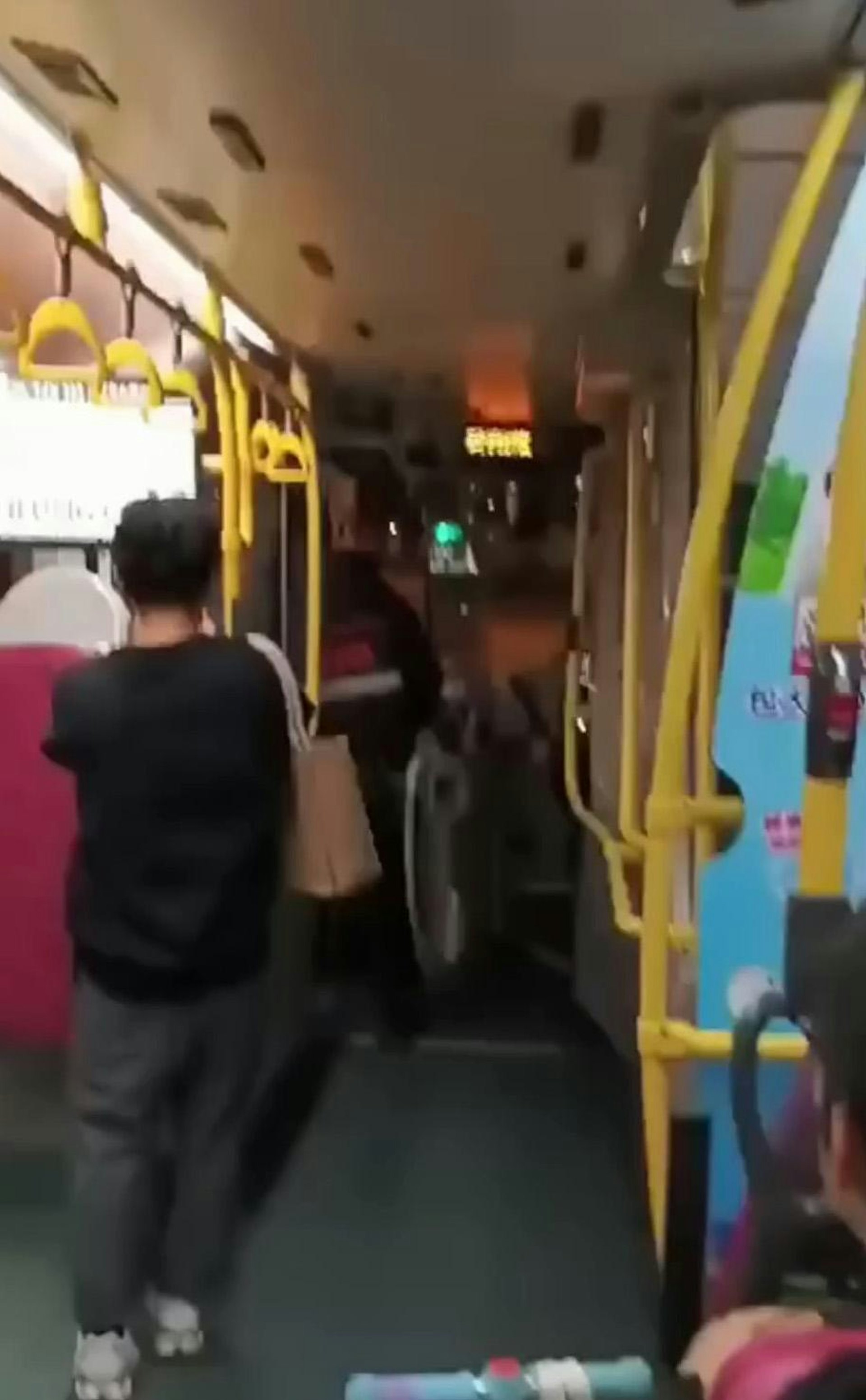 站長勸喻阿伯支付車資。(YouTube頻道「RideMee亂配字幕」影片截圖) 站長勸喻阿伯支付車資。(YouTube頻道「RideMee亂配字幕」影片截圖)