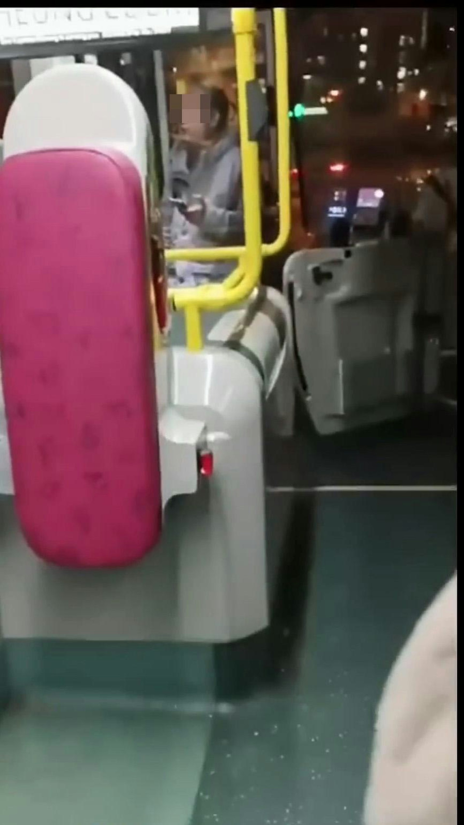 阿伯強調自己有錢,但因司機問題不會支付車資,「我唔係無錢喎!佢(司機)XX我就唔畀錢」。(YouTube頻道「RideMee亂配字幕」影片截圖) 阿伯強調自己有錢,但因司機問題不會支付車資,「我唔係無錢喎!佢(司機)XX我就唔畀錢」。(YouTube頻道「RideMee亂配字幕」影片截圖)