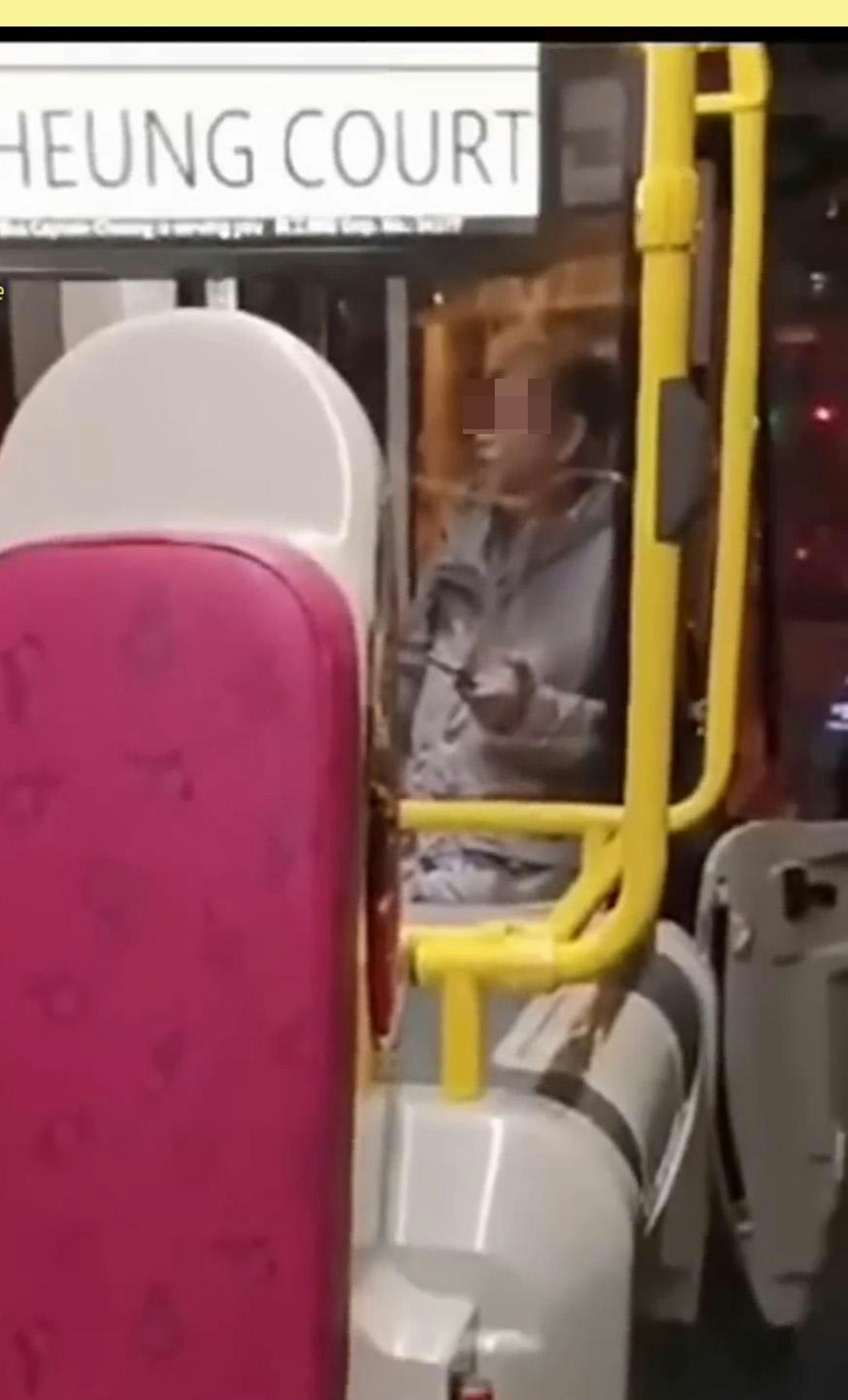 阿伯堅拒支付車資。(YouTube頻道「RideMee亂配字幕」影片截圖) 阿伯堅拒支付車資。(YouTube頻道「RideMee亂配字幕」影片截圖)