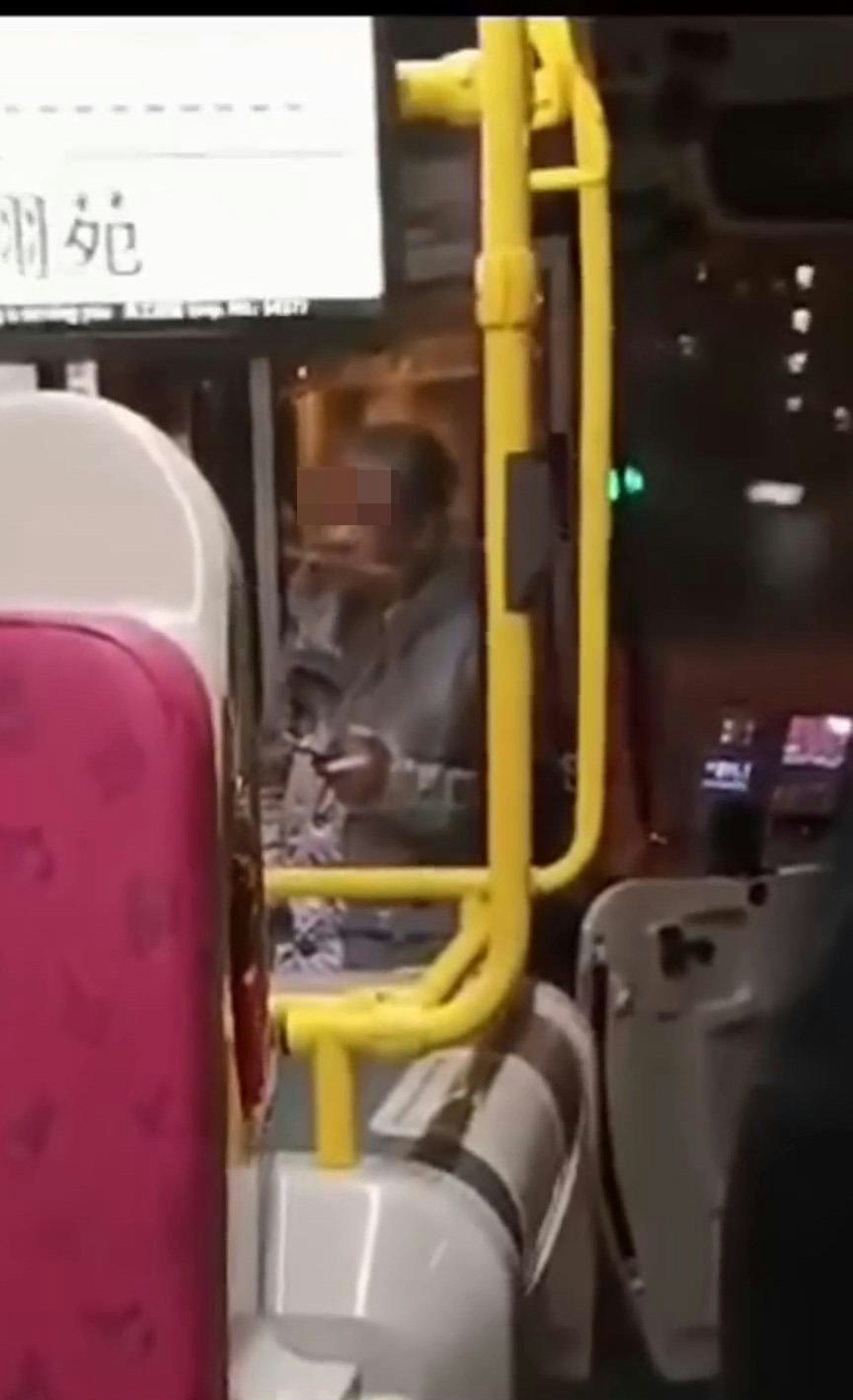 網民看過影片議論紛紛支持司機及站長「做得好」,指摘阿伯行為離譜。(YouTube頻道「RideMee亂配字幕」影片截圖) 網民看過影片議論紛紛支持司機及站長「做得好」,指摘阿伯行為離譜。(YouTube頻道「RideMee亂配字幕」影片截圖)