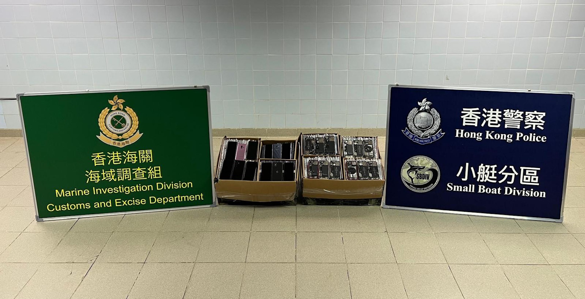 水警流浮山反走私,檢手機、電話零件等值27萬元。(警方提供) 水警流浮山反走私,檢手機、電話零件等值27萬元。(警方提供)