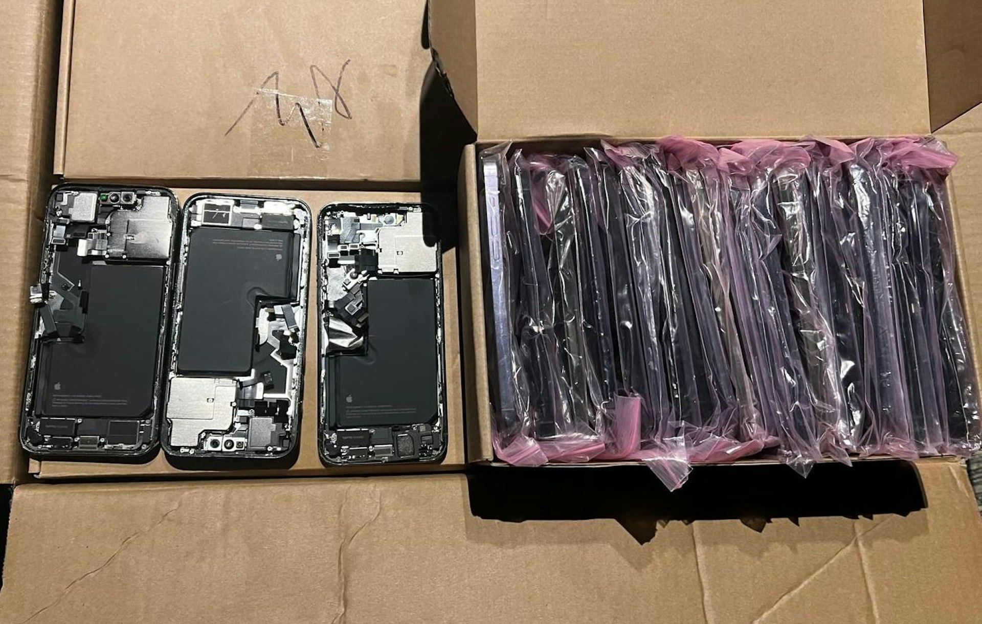 人員檢獲一艘懷疑涉案快艇及兩箱手提電話及電話零件,總市值共約27萬元。(警方提供) 人員檢獲一艘懷疑涉案快艇及兩箱手提電話及電話零件,總市值共約27萬元。(警方提供)