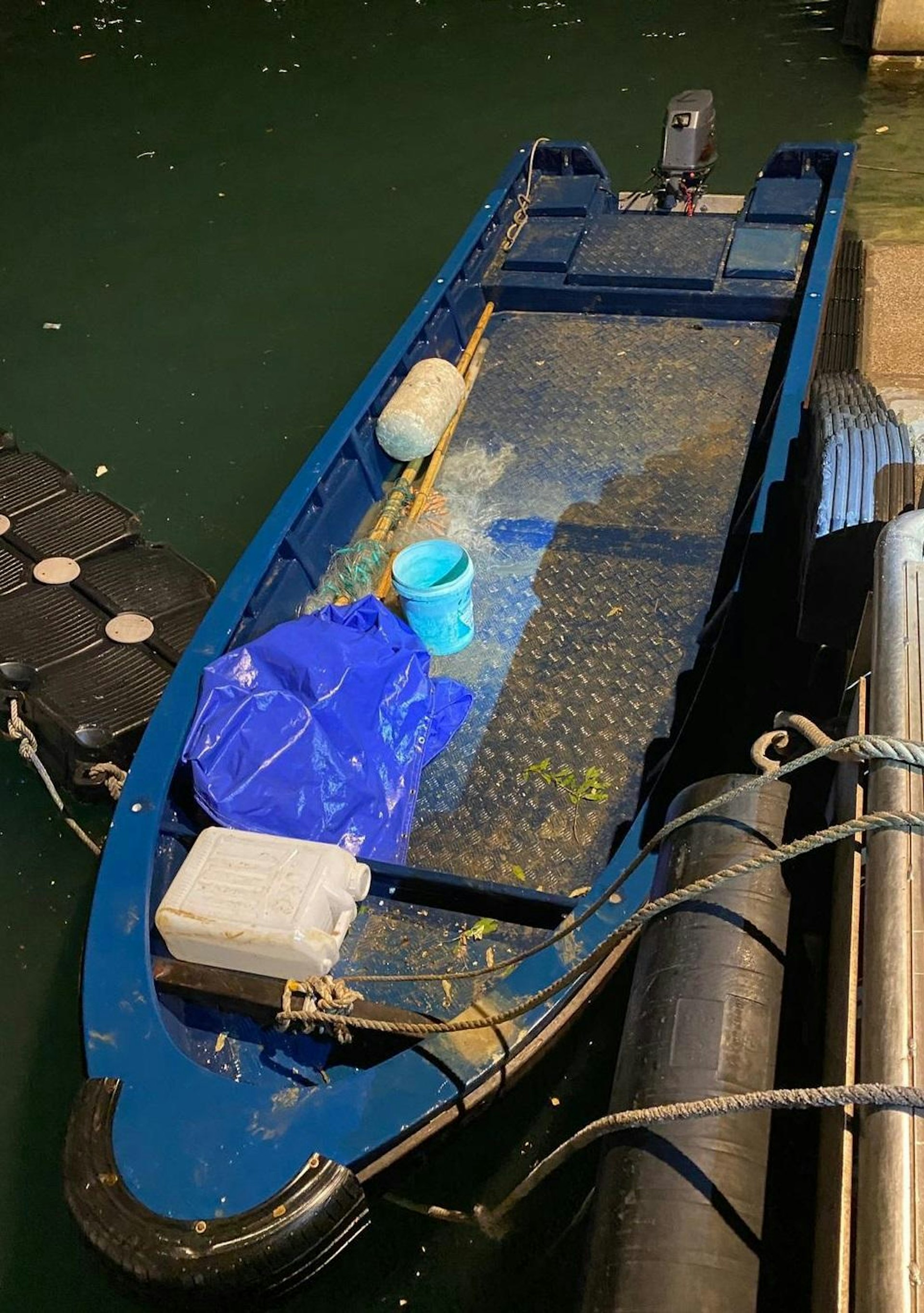 人員檢獲一艘懷疑涉案快艇及兩箱手提電話及電話零件,總市值共約27萬元。(警方提供) 人員檢獲一艘懷疑涉案快艇及兩箱手提電話及電話零件,總市值共約27萬元。(警方提供)