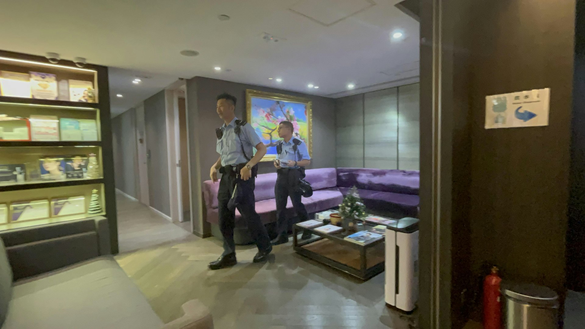 警方到場調查,案件列作「盜竊」。(黃偉民攝) 警方到場調查,案件列作「盜竊」。(黃偉民攝)