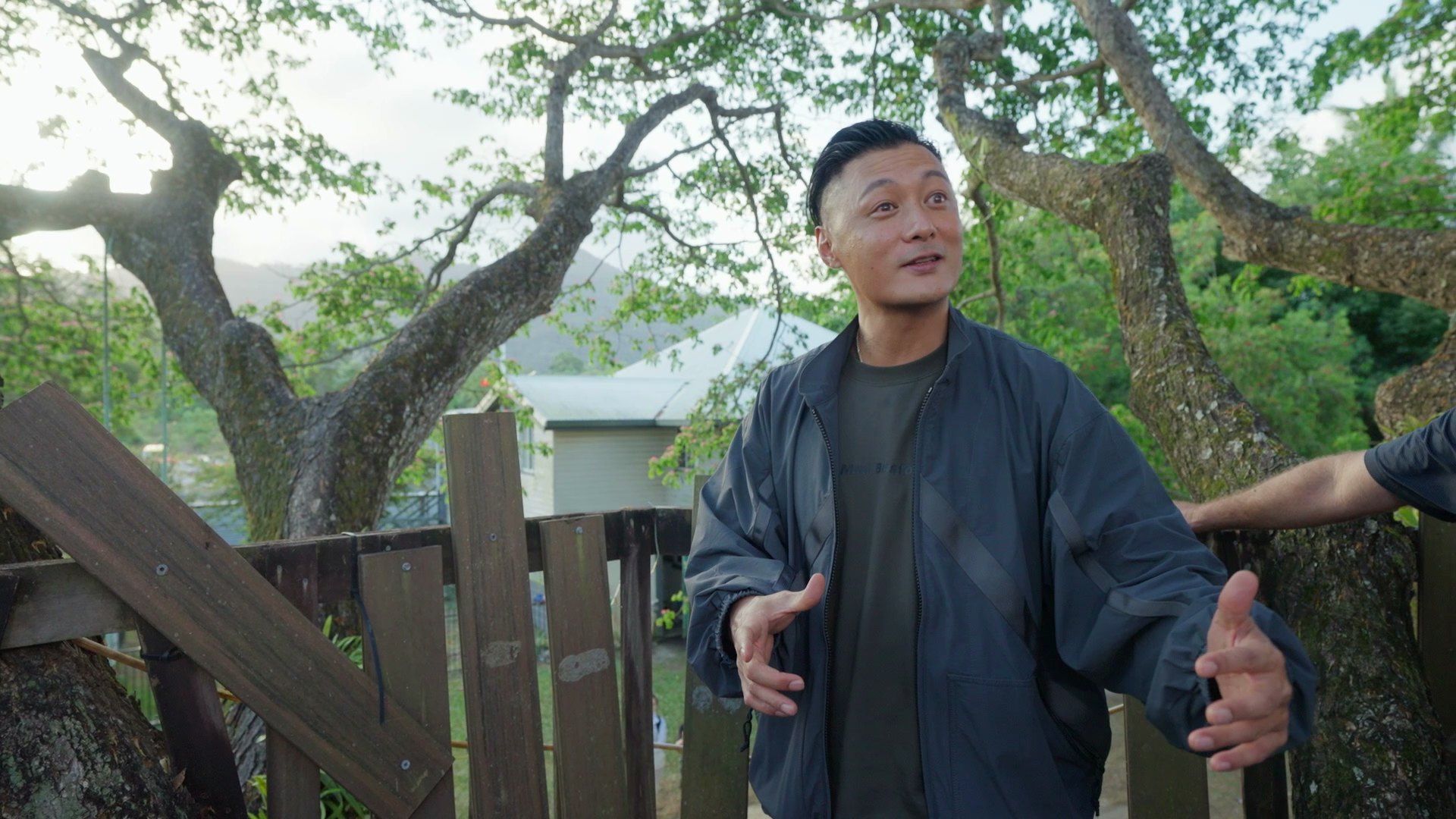 余文樂參觀原始樹屋 余文樂參觀原始樹屋