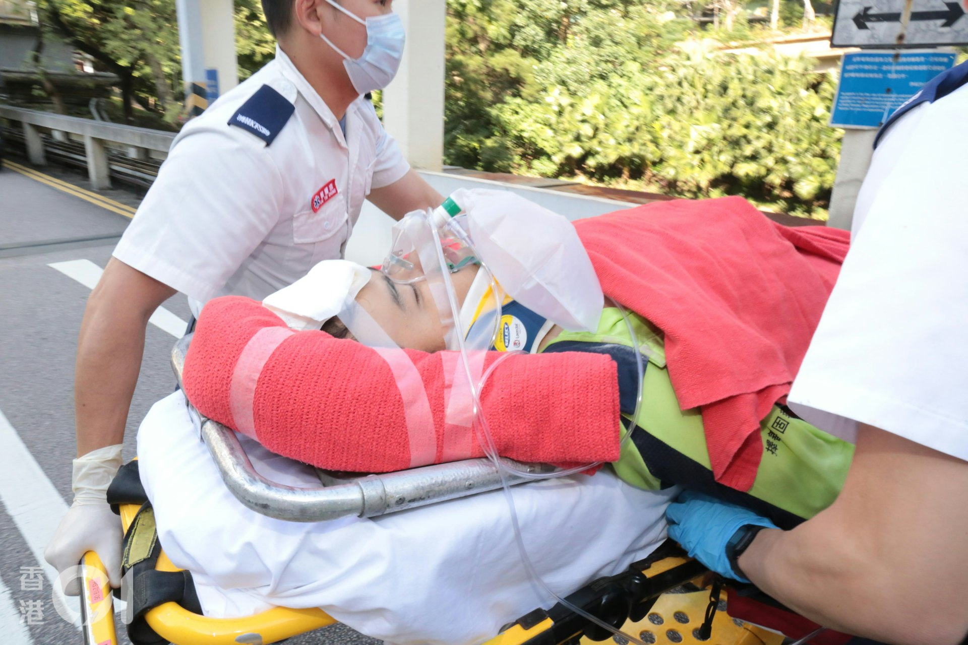 傷者送院時前額接受包紮,戴上氧氣罩協助呼吸。(梁偉權攝) 傷者送院時前額接受包紮,戴上氧氣罩協助呼吸。(梁偉權攝)