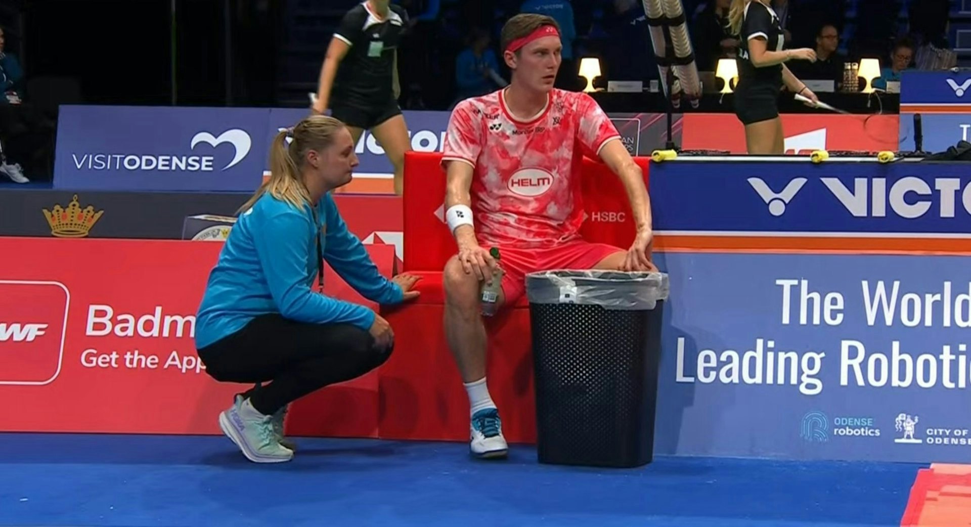 10月的丹麥公開賽,安賽龍比賽期間因不適曾在場邊嘔吐。(網上片段截圖) 10月的丹麥公開賽,安賽龍比賽期間因不適曾在場邊嘔吐。(網上片段截圖)