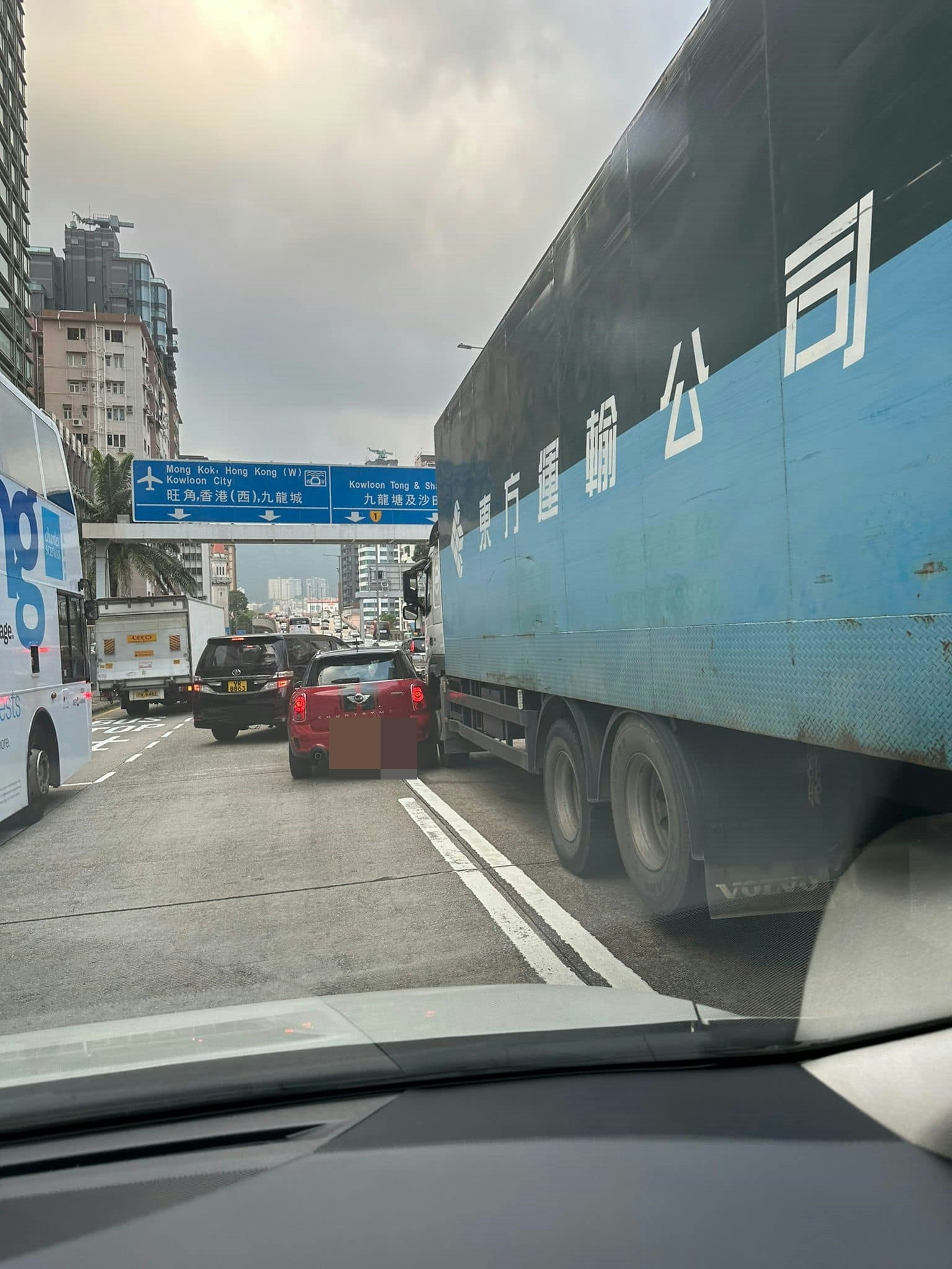 窩打老道81號近聖佐治大廈，一輛MINI Countryman切線撼貨車，無法開門，司機沒有受傷。（Bosco Chu)