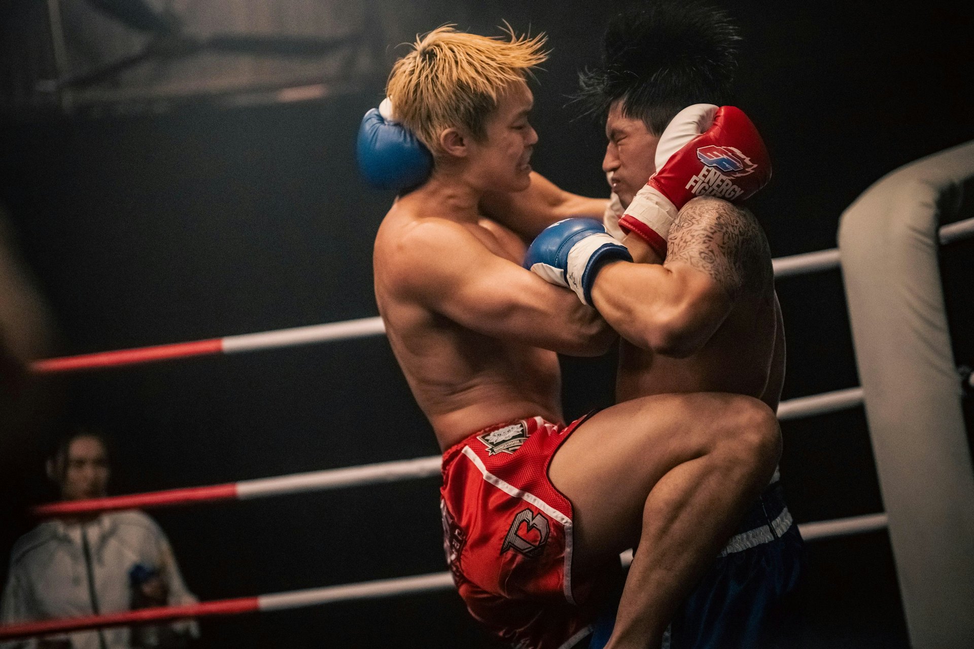 一身肌肉的子彤跟拳手埋身肉搏對賽,打至骨裂。(《臨時決鬥》劇照) 一身肌肉的子彤跟拳手埋身肉搏對賽,打至骨裂。(《臨時決鬥》劇照)