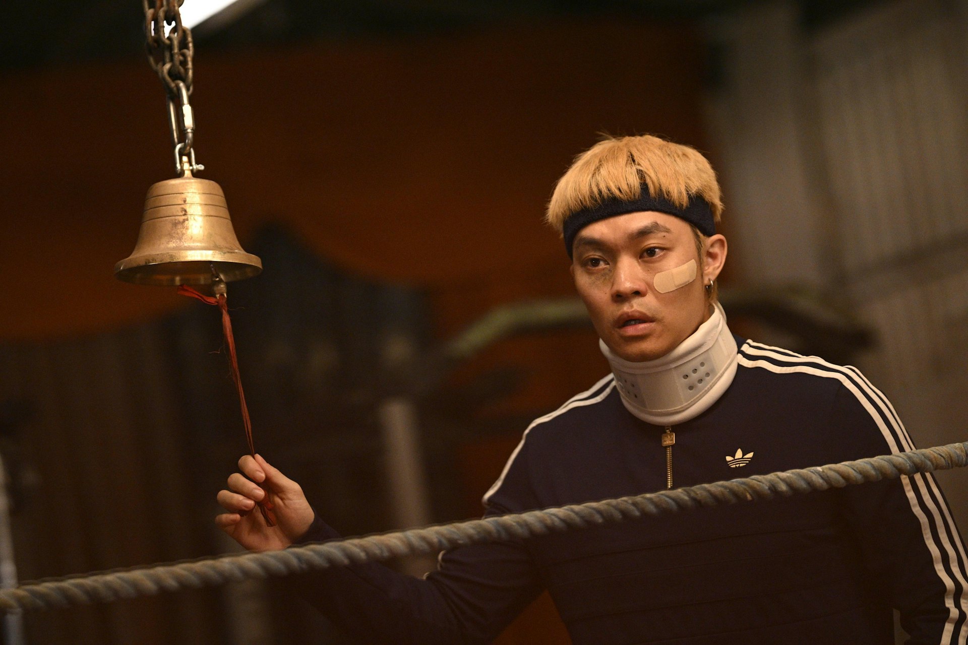 胡子彤在一次決鬥中受傷。(《臨時決鬥》劇照) 胡子彤在一次決鬥中受傷。(《臨時決鬥》劇照)