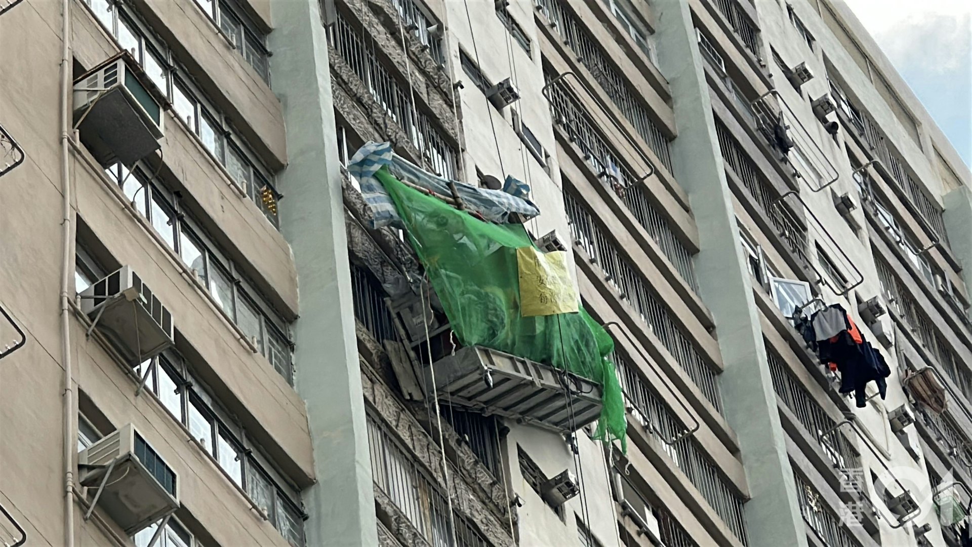 荃灣石圍角邨吊船傾側,2工人被困。(黃學潤攝) 荃灣石圍角邨吊船傾側,2工人被困。(黃學潤攝)
