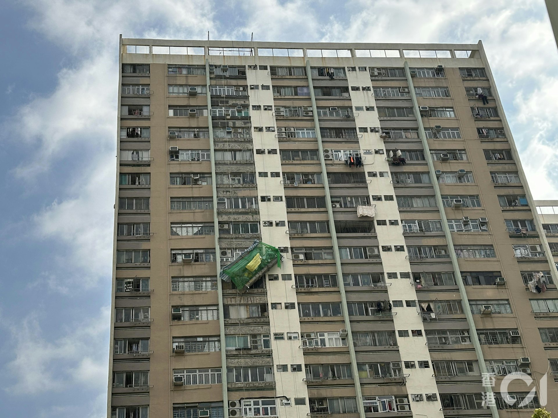 吊船工程期間傾側,一名工人不適送院。(黃學潤攝) 吊船工程期間傾側,一名工人不適送院。(黃學潤攝)