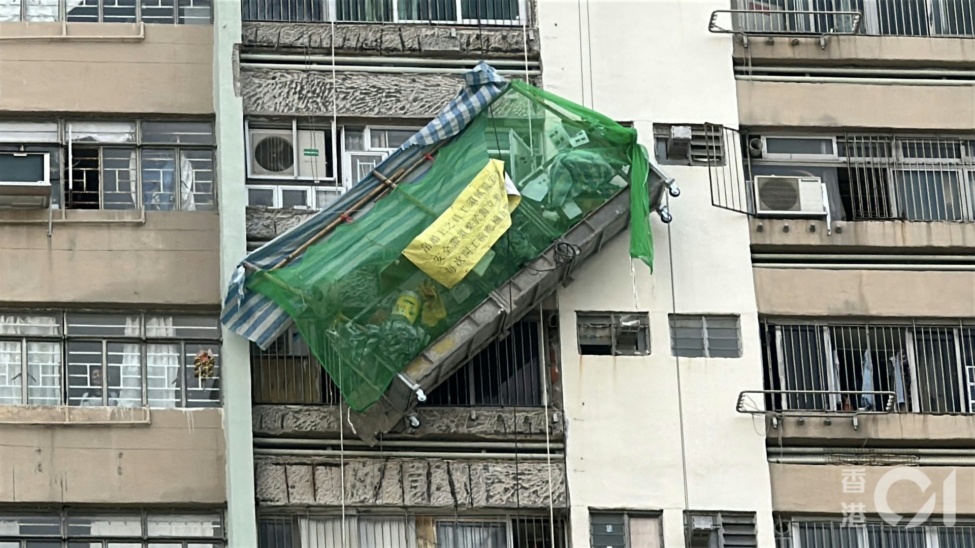 吊船工程期間傾側,一名工人不適送院。(黃學潤攝) 吊船工程期間傾側,一名工人不適送院。(黃學潤攝)