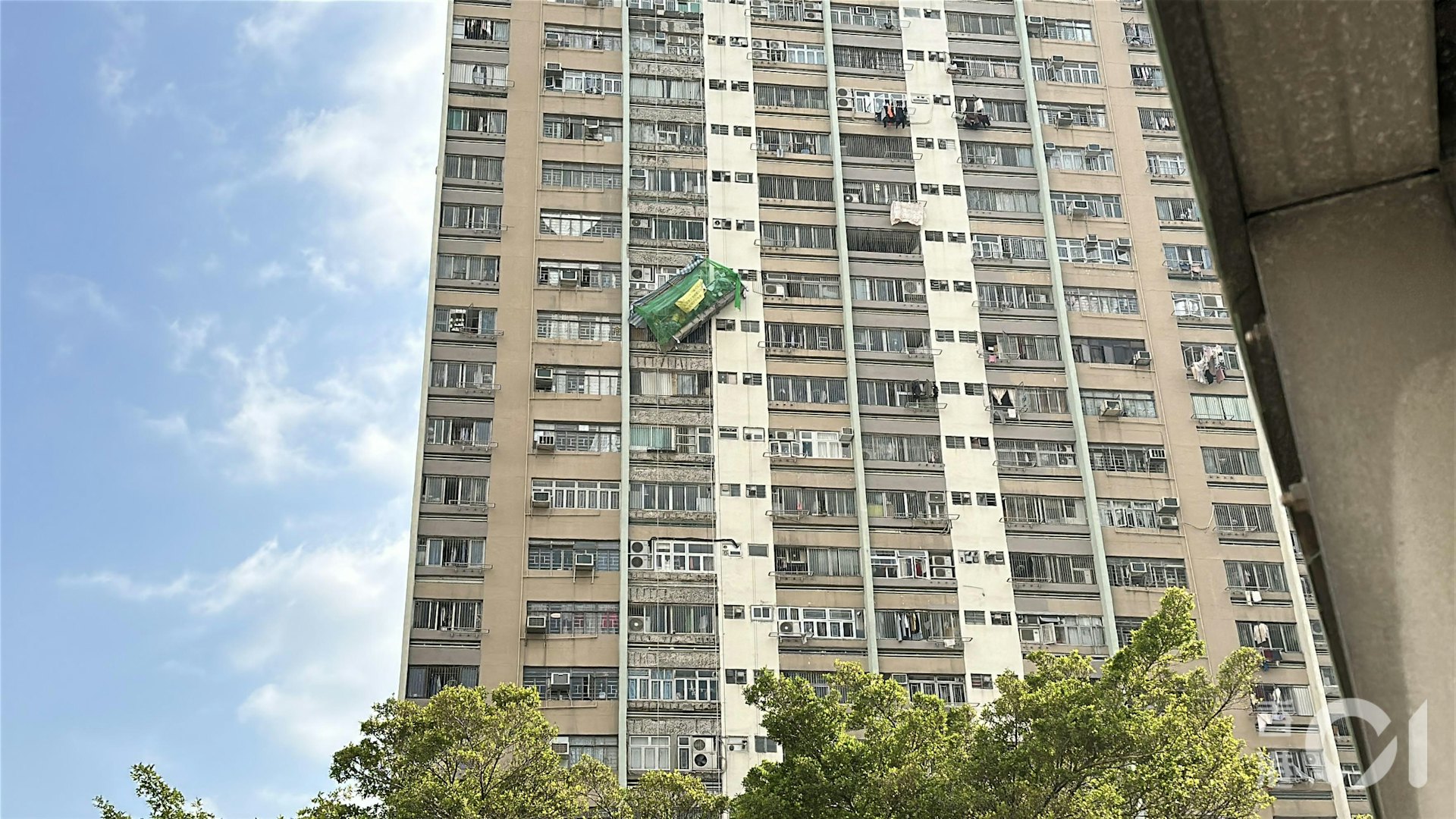 消防派出坍塌搜救專隊,於下午2時27分將工人救入單位。(黃學潤攝) 消防派出坍塌搜救專隊,於下午2時27分將工人救入單位。(黃學潤攝)