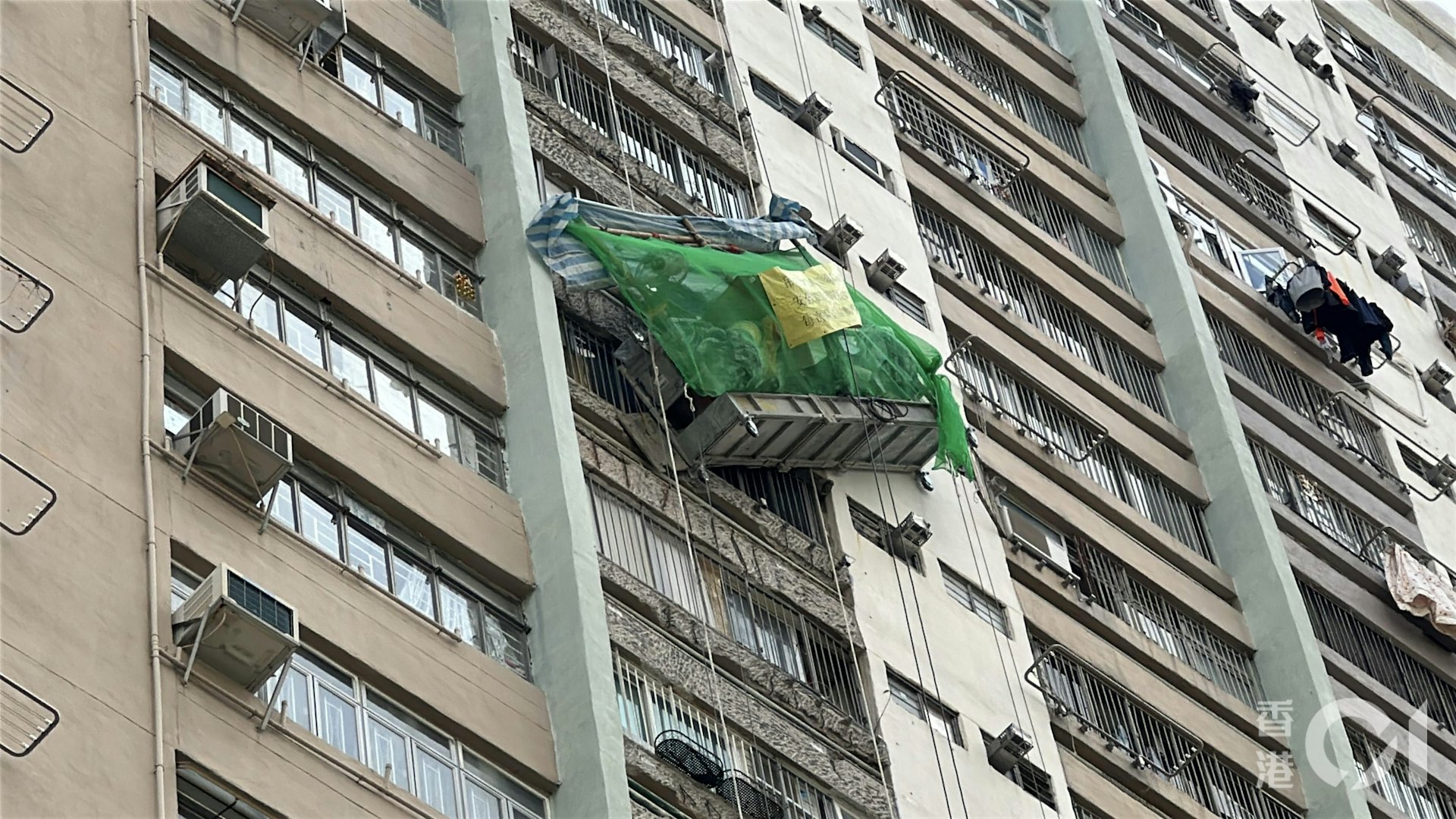 消防派出坍塌搜救專隊,於下午2時27分將工人救入單位。(黃學潤攝) 消防派出坍塌搜救專隊,於下午2時27分將工人救入單位。(黃學潤攝)