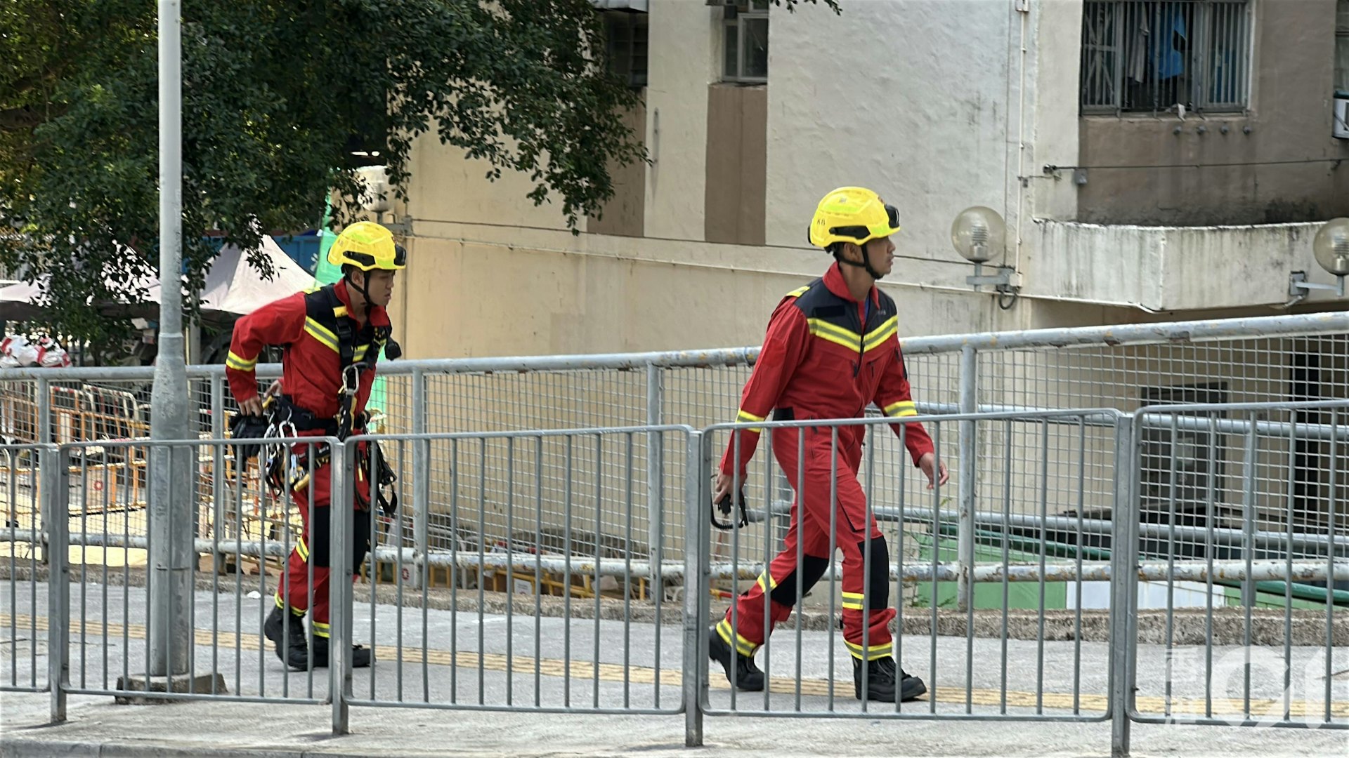 消防派出坍塌搜救專隊,於下午2時27分將工人救入單位。(黃學潤攝) 消防派出坍塌搜救專隊,於下午2時27分將工人救入單位。(黃學潤攝)