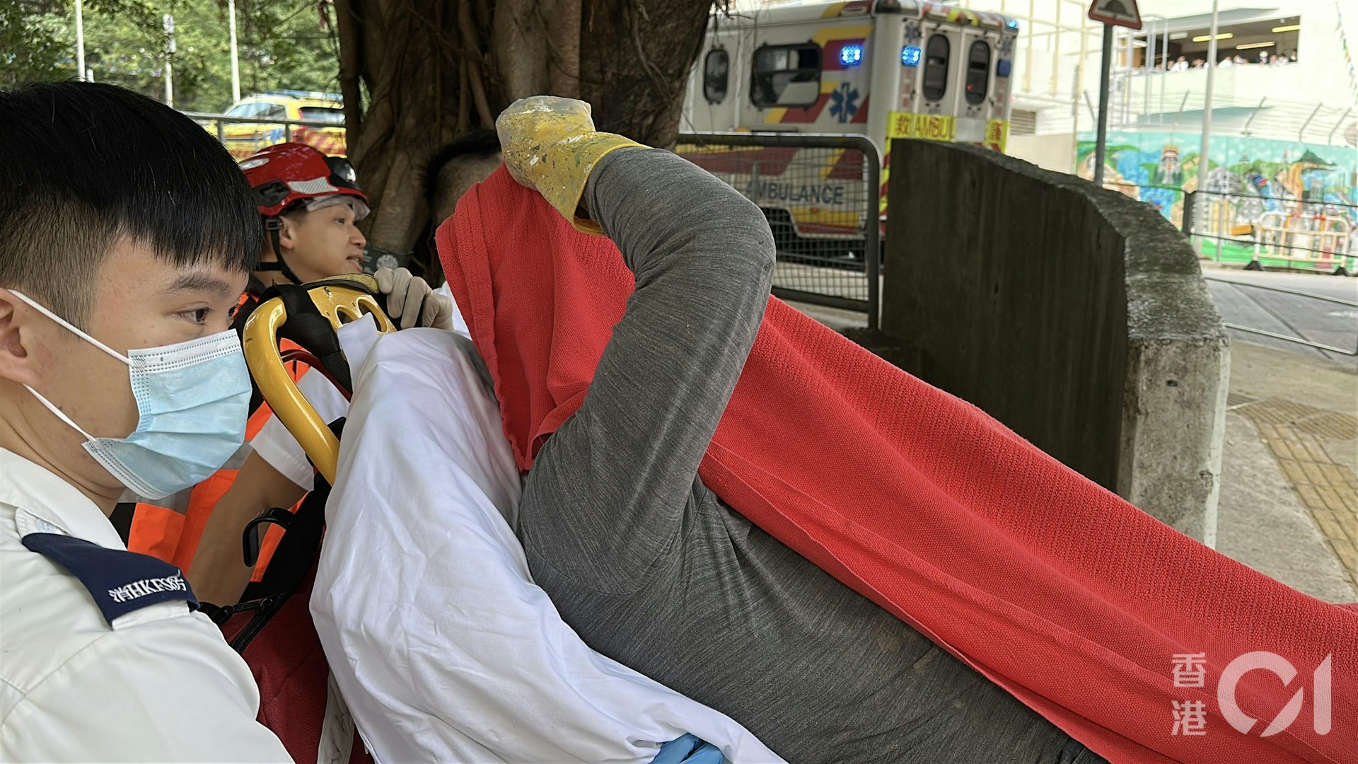 石圍角邨外牆吊船傾側,其中一名工人表示不適,由救護車送院。(黃學潤攝) 石圍角邨外牆吊船傾側,其中一名工人表示不適,由救護車送院。(黃學潤攝)