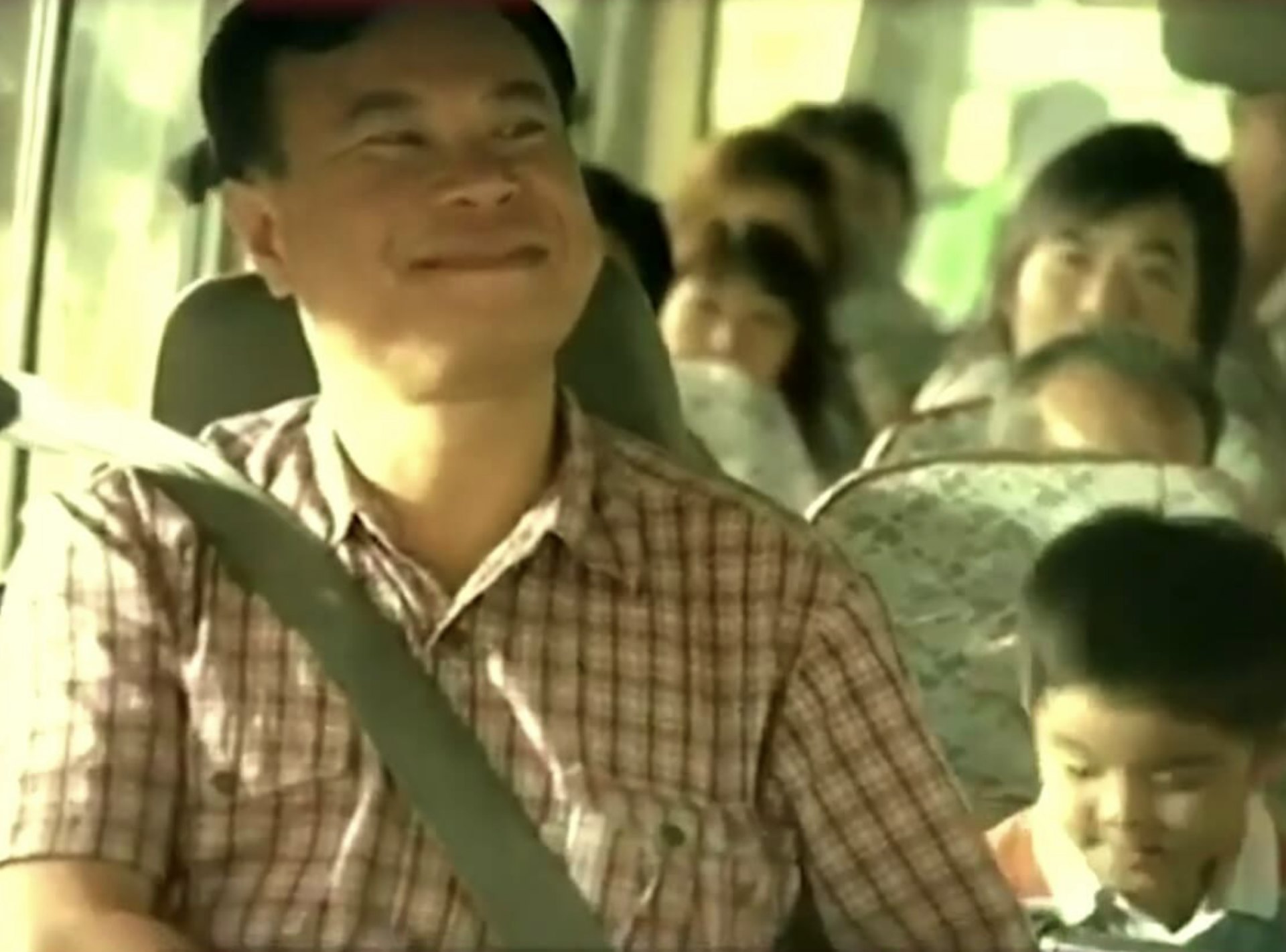 黃志榮拍過提醒乘客搭小巴戴安全帶廣告。(廣告截圖) 黃志榮拍過提醒乘客搭小巴戴安全帶廣告。(廣告截圖)