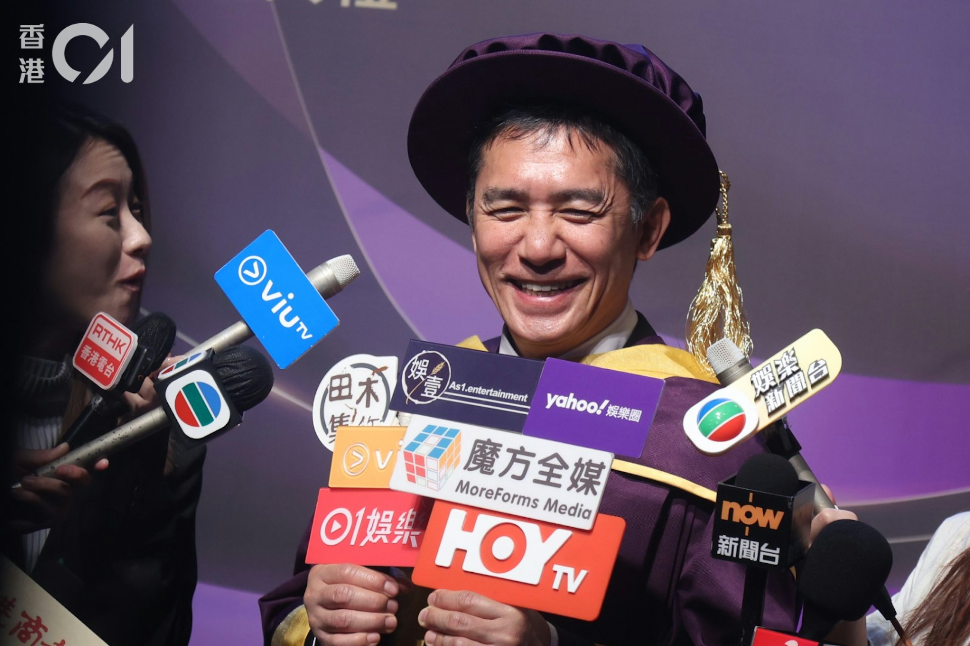 梁朝偉與洪金寶、許鞍華、楊偉誠博士、阮兆輝教授,今日(5日)一同獲香港演藝學院頒授榮譽博士,笑逐顏開。(梁碧玲 攝) 梁朝偉與洪金寶、許鞍華、楊偉誠博士、阮兆輝教授,今日(5日)一同獲香港演藝學院頒授榮譽博士,笑逐顏開。(梁碧玲 攝)