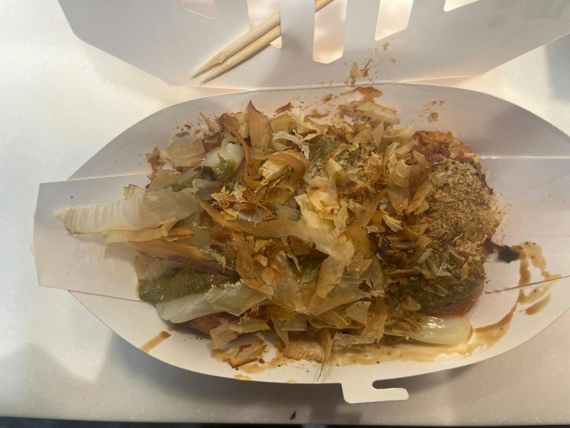 章魚燒始祖「日船」,一盒六個章魚小丸子,賣30元。(賴卓盈攝) 章魚燒始祖「日船」,一盒六個章魚小丸子,賣30元。(賴卓盈攝)