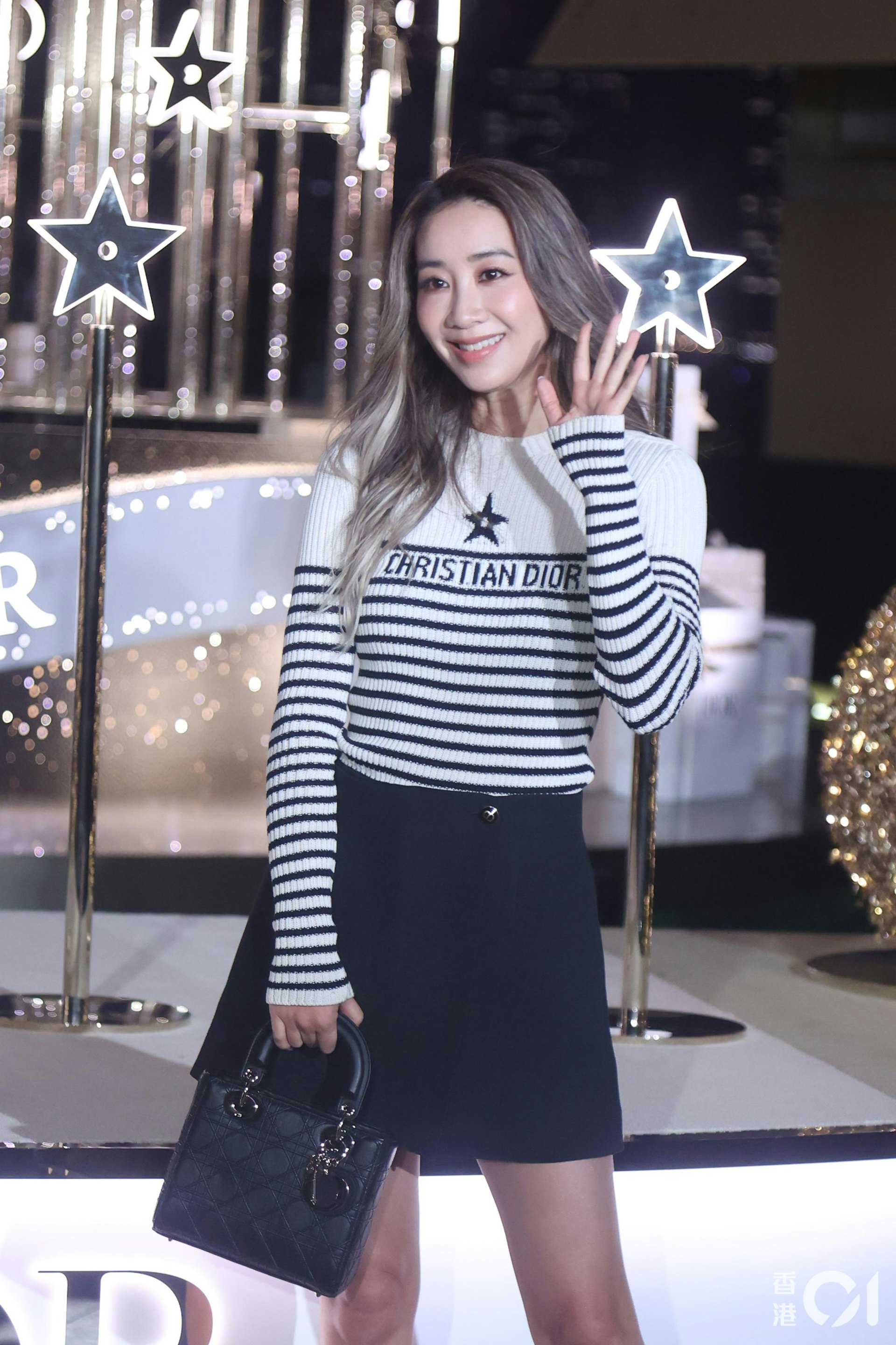 吳雨霏(Kary)今晚(5/12)到尖東海傍出席聖誕亮燈活動,預告一家人會出埠過一個白色聖誕。(梁碧玲攝) 吳雨霏(Kary)今晚(5/12)到尖東海傍出席聖誕亮燈活動,預告一家人會出埠過一個白色聖誕。(梁碧玲攝)