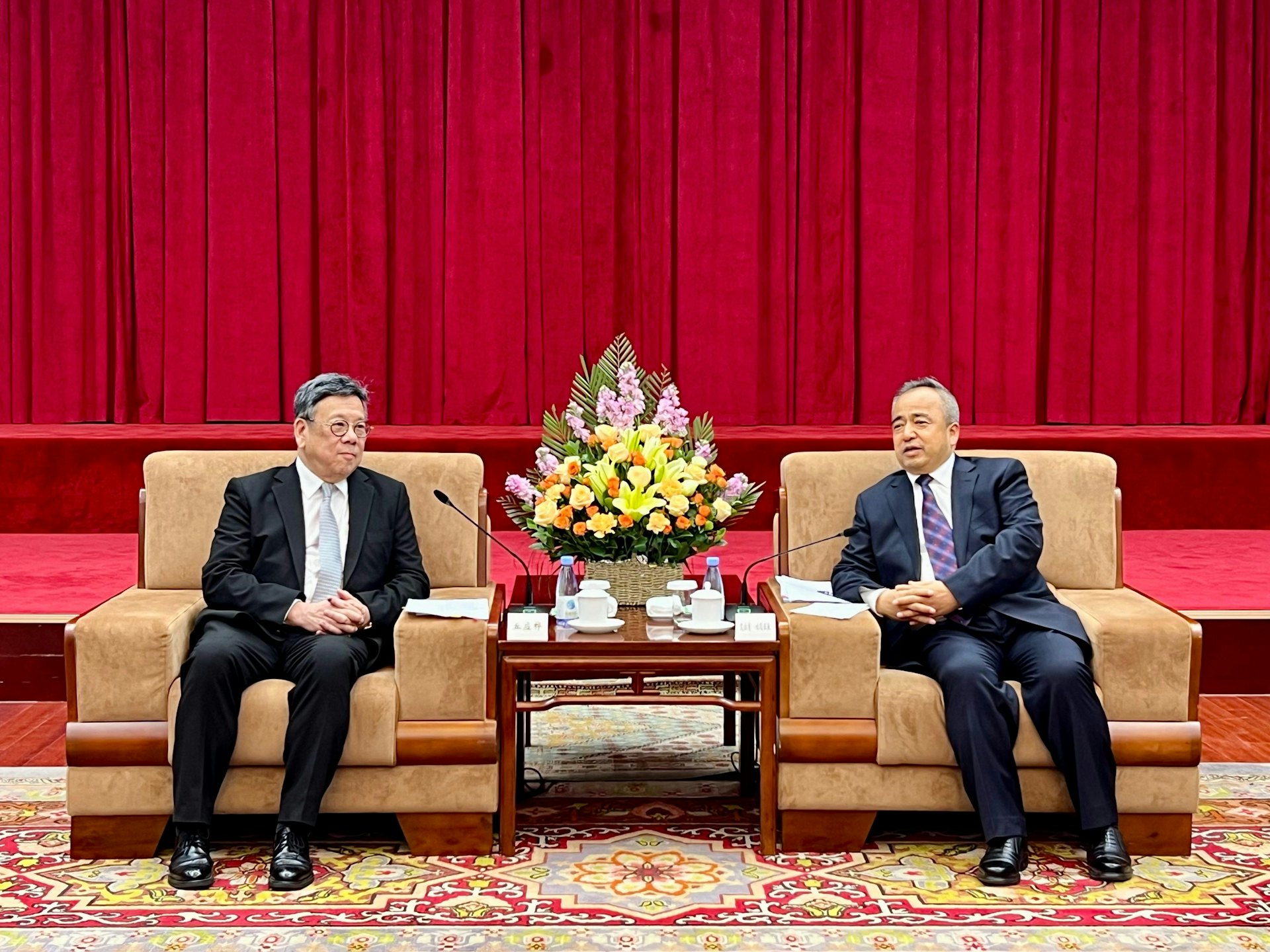 正率領商務代表團訪問新疆烏魯木齊的商務及經濟發展局局長丘應樺(左)今日新疆維吾爾自治區主席艾爾肯.吐尼亞孜(右)舉行雙邊會議,就共同關注的事項交換意見。(政府新聞處圖片) 正率領商務代表團訪問新疆烏魯木齊的商務及經濟發展局局長丘應樺(左)今日新疆維吾爾自治區主席艾爾肯.吐尼亞孜(右)舉行雙邊會議,就共同關注的事項交換意見。(政府新聞處圖片)